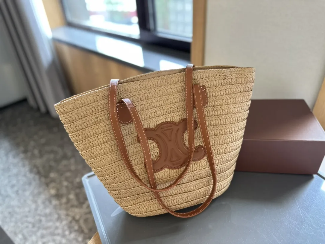p110 Celine菜篮子草编包度假拍照太应景自思琳 Celine celine草编包菜篮子2020草编包天生就是绝配这款包采用摩洛哥特有的拉菲亚树纤维纯手工编织打造 手挽跟logo是自然色小牛皮干净利落大方 度假 背上它太适合不过了 尺寸 22cm