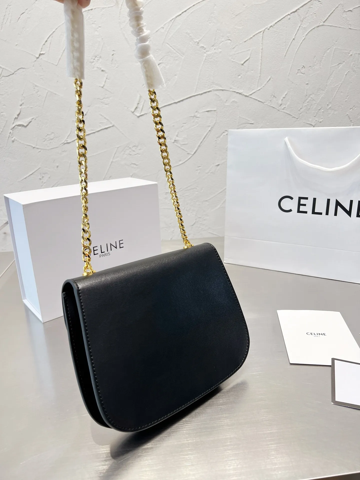 ¥150折叠盒 Celine22夏季新品!又又又是凯旋门链条包! 正式地为大家介绍它的名字:凯旋门Besace 链条包(或者腋下包)!新成员真的太美了!还是一如既往地采用亮泽小牛皮配以经典凯旋门logo和热度超高的金属链条黑金真的是永远的好搭档!百搭时尚就不再重复了包体没有什么厚度 但是非常有深度!除了手机钱包钥匙外再放气垫粉饼湿巾都没问题哦!24*18cm