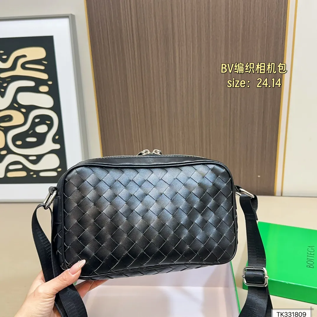 💰125(配盒) 尺寸24×14 BV 新款Veneta编织相机包斜挎包 简约别致,高级时髦不张扬! 不管斜挎、单肩都是满满的造型感~ 实物皮质很软却饱满有型~ 简约大气,超级有范 男女同款