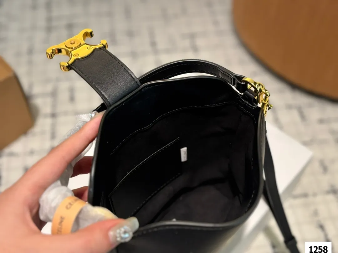 ¥140 ¥145 配折叠盒盒 size:13.14cm 16.17cm 赛琳新款的薯条 加入开口设计~ 今年的大包都很 喜欢~ ~凹造型好物+街拍时尚单品 容量可满足短途旅行需求大包