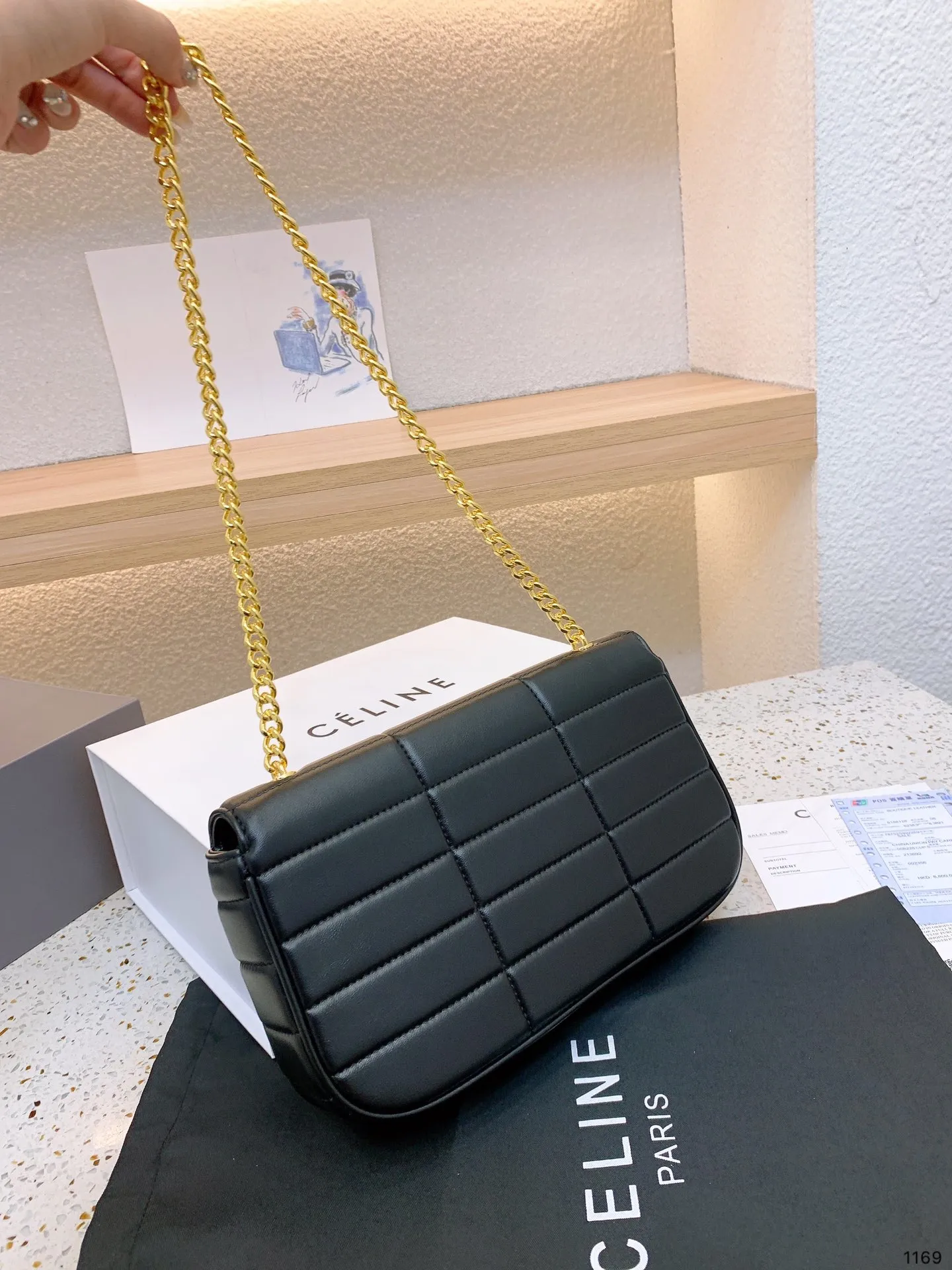 P140 Celine新款腋下包百搭休闲爱惨了~ CELINE这几天入的Celine包包们，不得不说这款白色腋下包也太好看了吧~简简单单的白色配logo字母真的非常任意门和什么衣服都好配不管深色还是淡色秋冬还是春夏搭配起来都是毫无违和感的 除了好搭配容量也是非常大之前用过老花腋下的宝宝应该.都知道钱包手机都是妥妥塞的下还松动有余动27 16cm 配礼盒