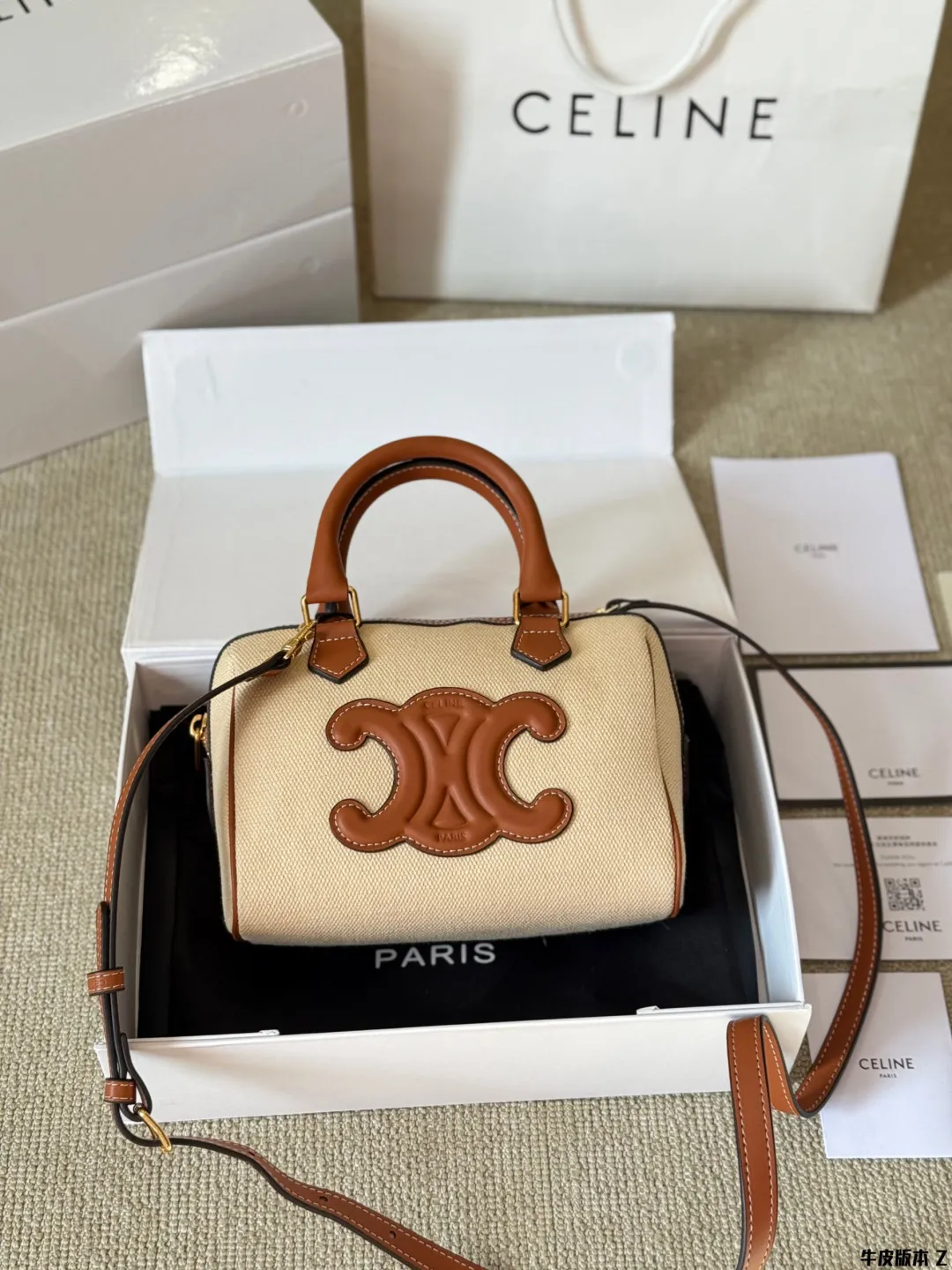 牛皮版本 p170 Celine 枕头包 很喜欢Lisa近期机场照总是背着的波士顿包 高颜值 有着原设计本身经典的味道高颜值的复古文艺气息 简洁利落的包身线条,复古印花图案真的很Old school, 不经意的高级,心尖尖喜欢的款秒get 尺寸20 14 配盒