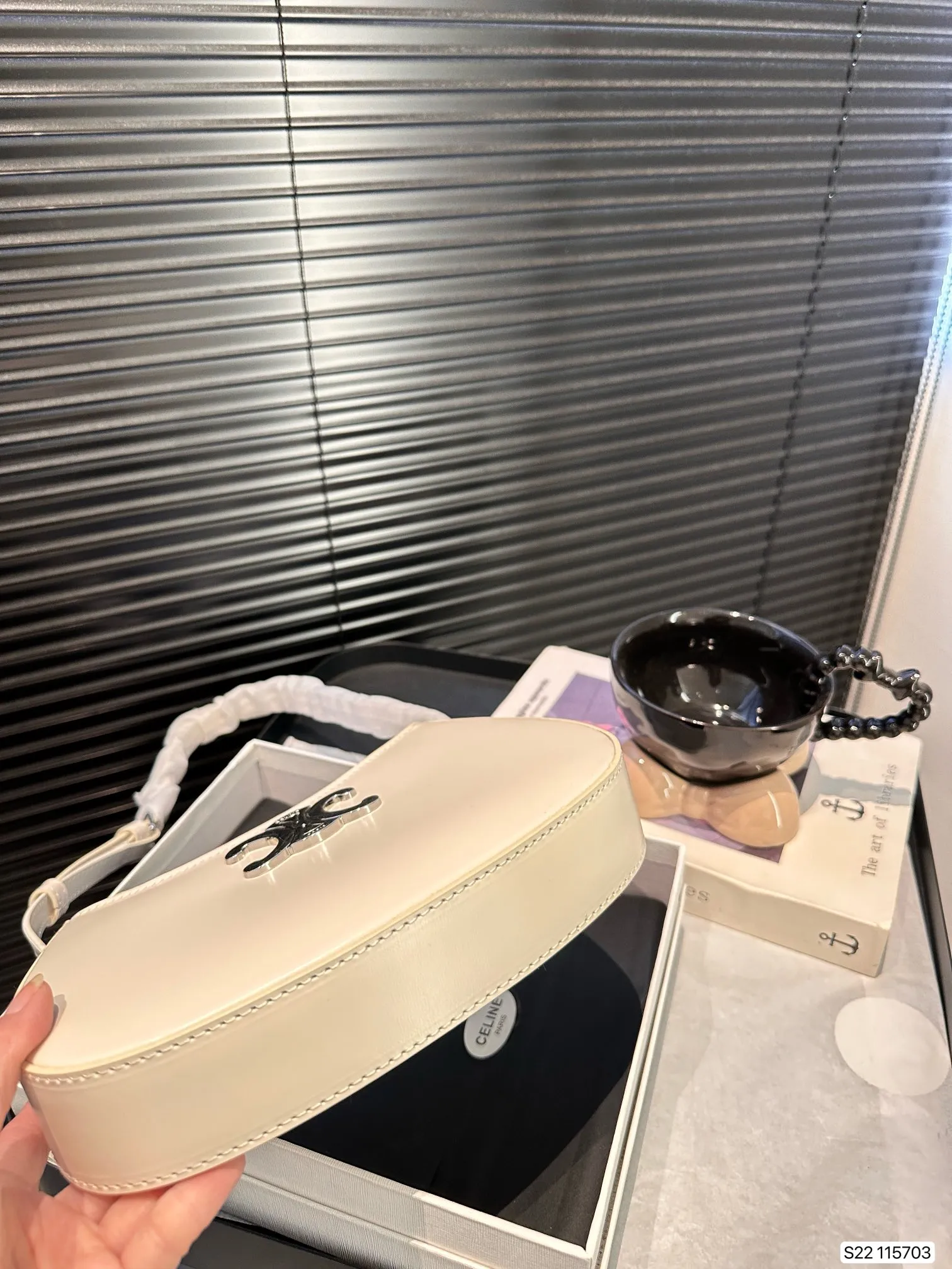 P160 配盒子 赛琳腋下包 腋下包中的小可爱 它的出镜率会很高滴 高级感超强！尺寸：22 13 货号115703