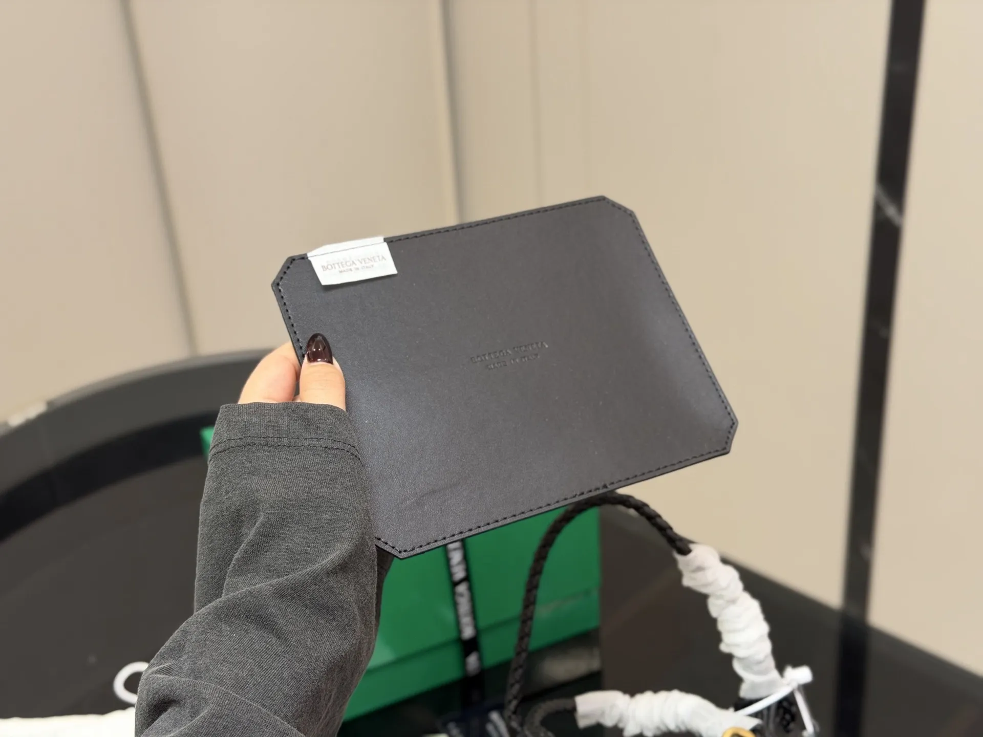 ¥240 配盒(升级版) size:21*16cm bv 编织购物袋 它是这一季中性价比➕实用性最棒的一只包包! 容量非常OK