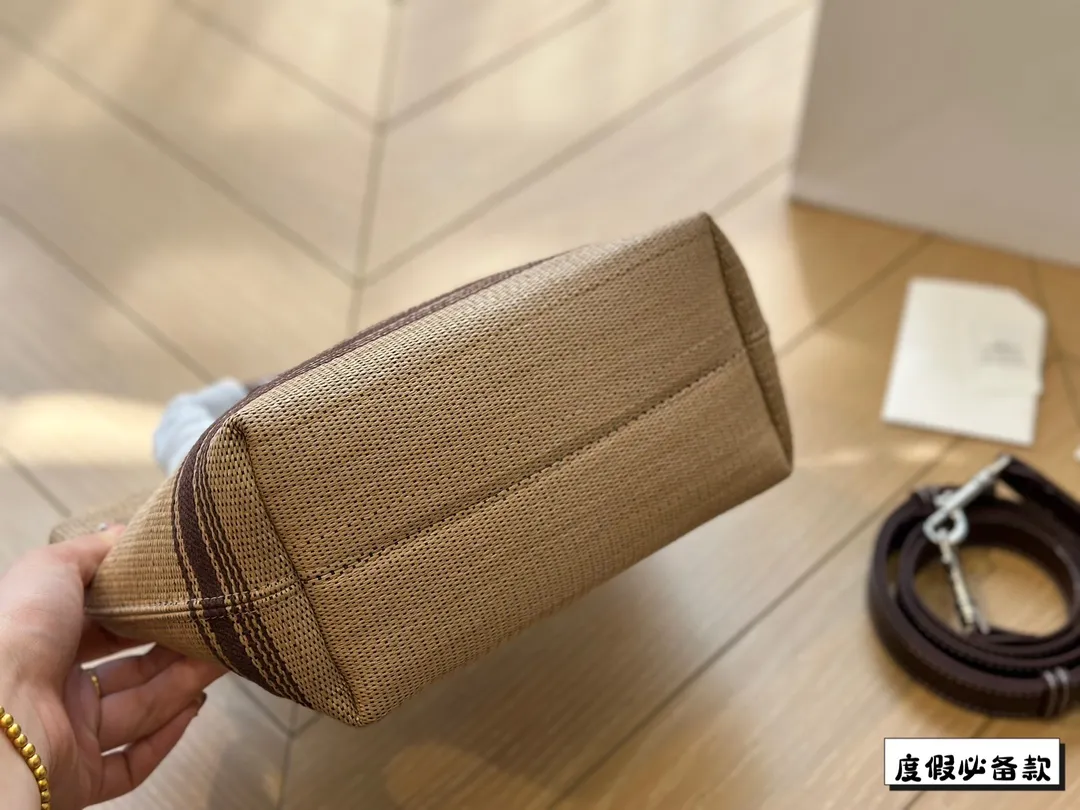 &yen;220 Celine新款编织托特包 Celine新款编织包是一款设计简洁而又不失时尚感的托特包。其最显著的特点在于采用了棕色粗细不均条纹的帆布材质，这种设计不仅赋予了包包独特的视觉冲击力，也展现了Celine品牌一贯的优雅与精致。在包的正面醒目地印有大写的&ldquo;CELINE&rdquo;字样，既凸显了品牌的身份，也提升了包包的整体美感。20*17