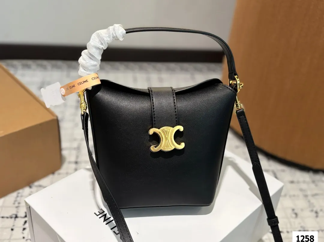 ¥140 ¥145 配折叠盒盒 size:13.14cm 16.17cm 赛琳新款的薯条 加入开口设计~ 今年的大包都很 喜欢~ ~凹造型好物+街拍时尚单品 容量可满足短途旅行需求大包