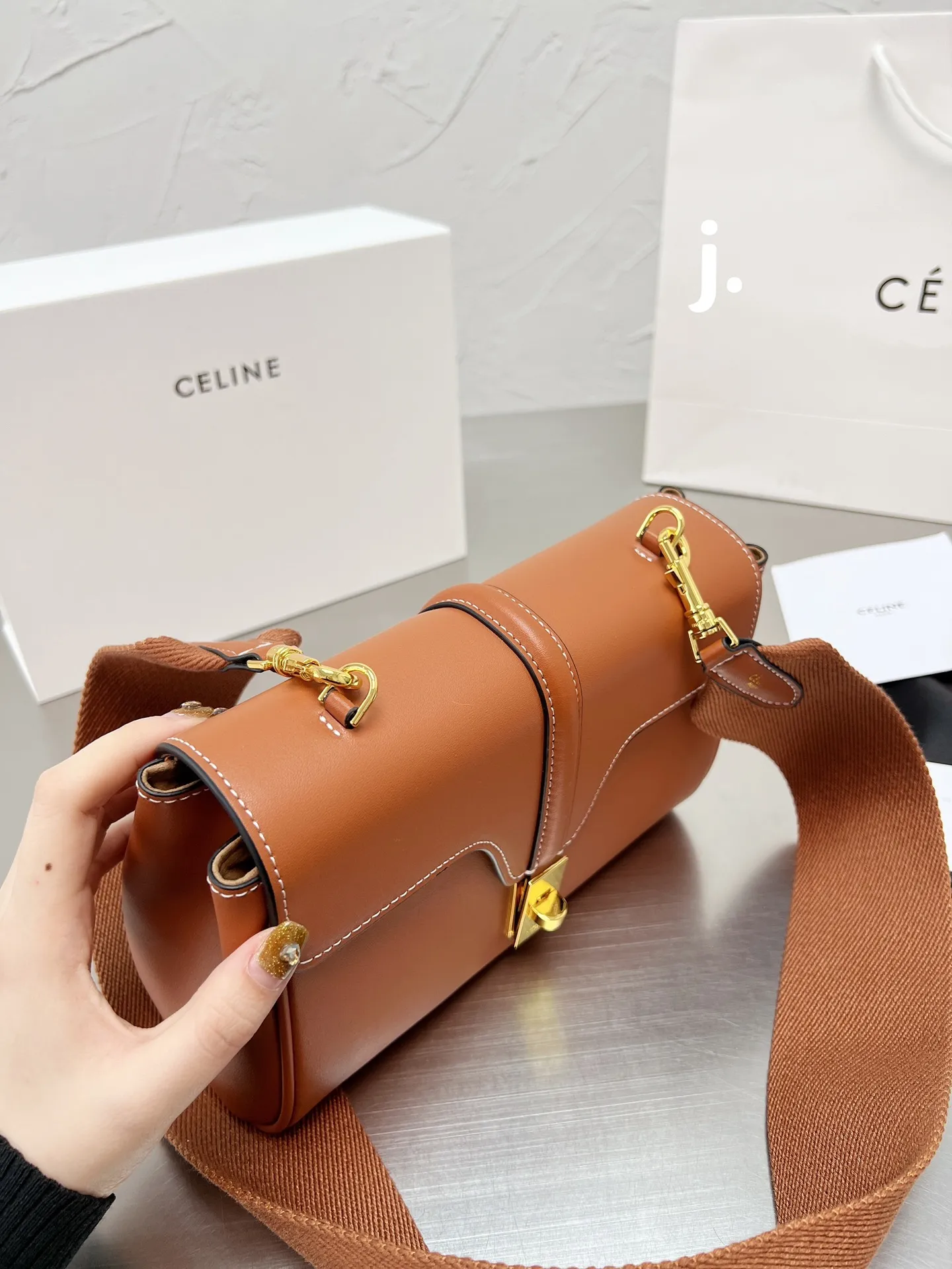 p165 Celine ｜soft 16-小号 CELINE斜挎和单肩都很好看有腔调！搭配任何衣服都非常百搭，四季可用，让你可甜可盐，今年的Celine 风潮风靡全世界，拥有这只一定让你成为全场最有话题的时髦精 尺寸 24 14 配折叠盒