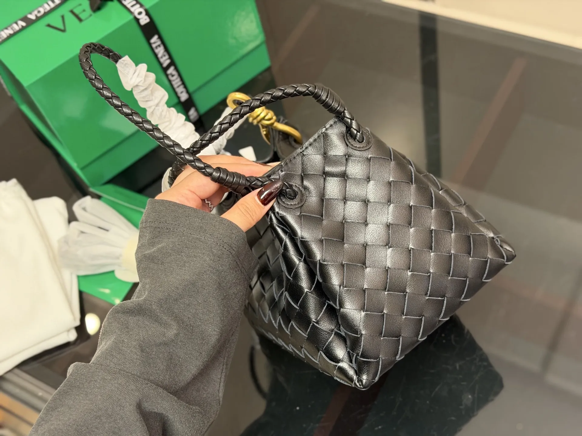 ¥240 配盒(升级版) size:21*16cm bv 编织购物袋 它是这一季中性价比➕实用性最棒的一只包包! 容量非常OK