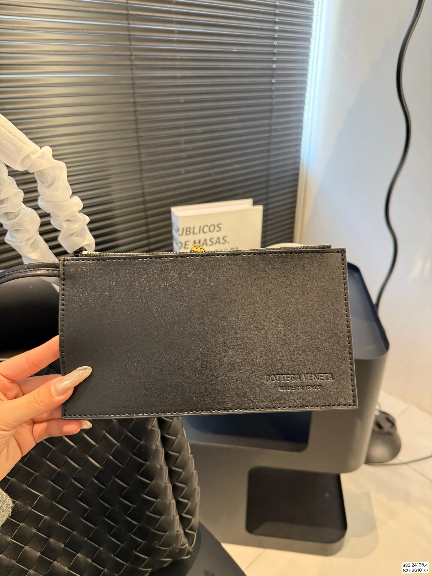 大号P215 小号P185 BV的降落伞Parachute,编织的工艺自然且优美,皮质交叉编织出的纹路和背带处的金属编织设计,既原始又摩登,轻松拿捏美拉德穿搭的帅气🤏 尺寸大32 28 小21 16 货号大24125 小26101