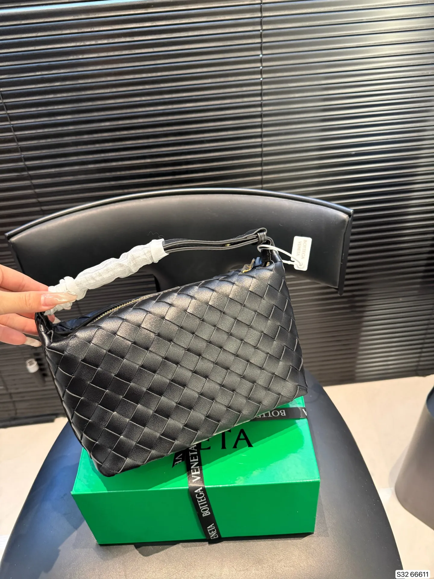 p210 配盒子 纯皮Bottega veneta 适合春夏秋冬的季节 Bv高级 简洁的线条,柔软的包身,并且相当实用,街头巷尾它的身影无处不在,也成为经典款IT bag之一 万众追,这款包一出就风靡全球 流行,如今粉丝群依然很强大,因为它实在太衬托气质了,包再多也要给自己留一个!尺寸21 14货号66611