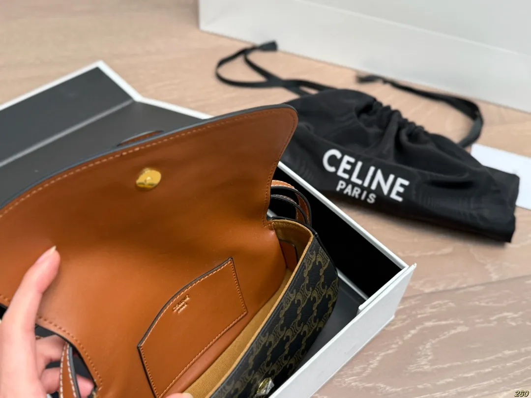 ¥160折叠盒 Celine赛琳锁头包 出门简直洋气又时髦~ 打造轻松自在的氛围🌊 尺寸20 10