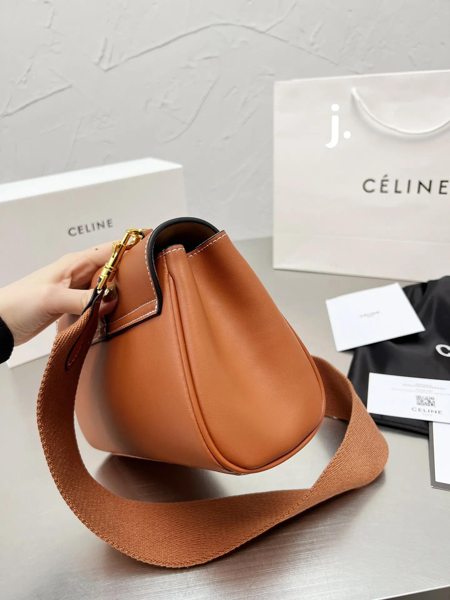p165 Celine |soft 16-小号 CELINE斜挎和单肩都很好看有腔调!搭配任何衣服都非常百搭,四季可用,让你可甜可盐,今年的Celine 风潮风靡全世界,拥有这只一定让你成为全场最有话题的时髦精 尺寸 24 14 配折叠盒
