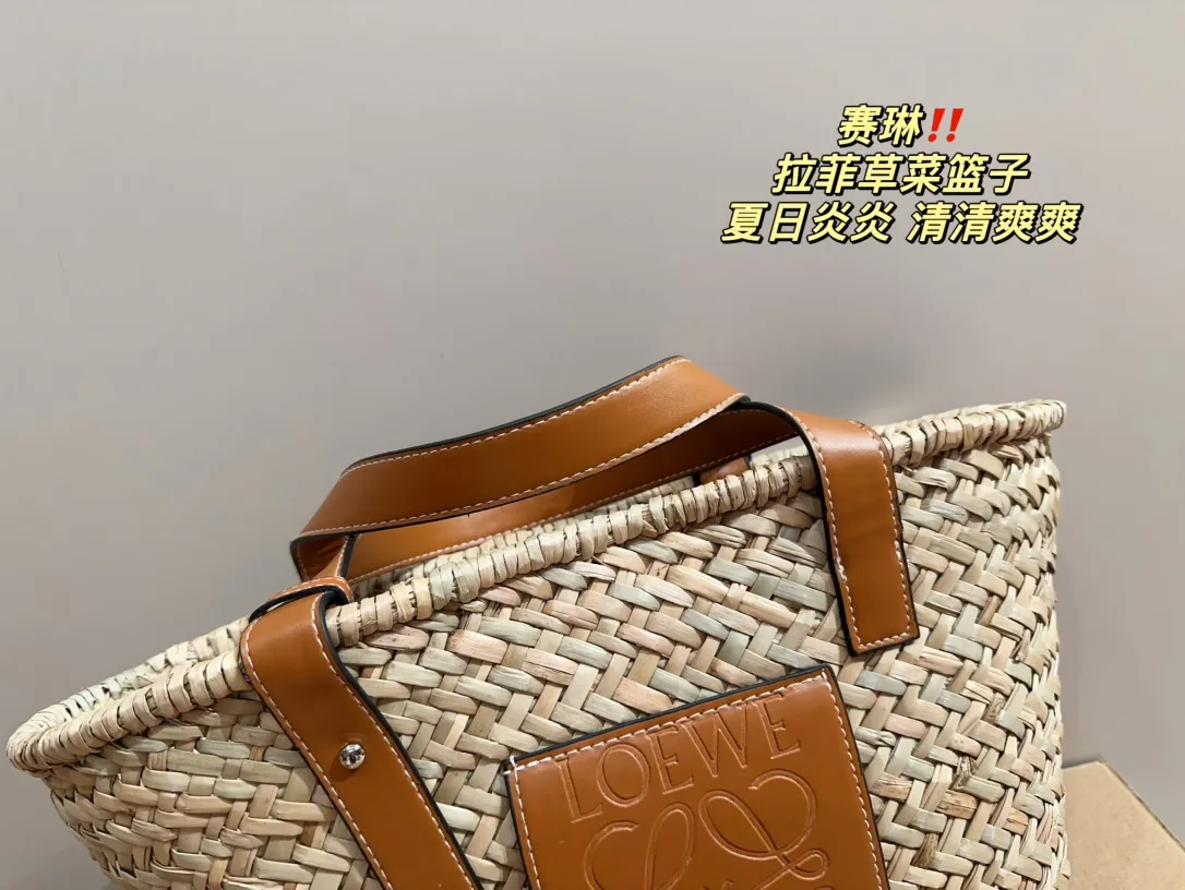 P120⚠️尺寸24.21 赛琳 拉菲草菜篮子 草编包的趋势再度袭卷而来，轻松成为本季新 宠！不论日常出游或是假日逛街，出镜率超高的包 款总让人联想到温暖的季节和愜意海滩时光。由拉 菲草编织而成，质地清新自然，从视觉到触感都自带夏日风情，为结构感鲜明的包款注入优雅精髓。