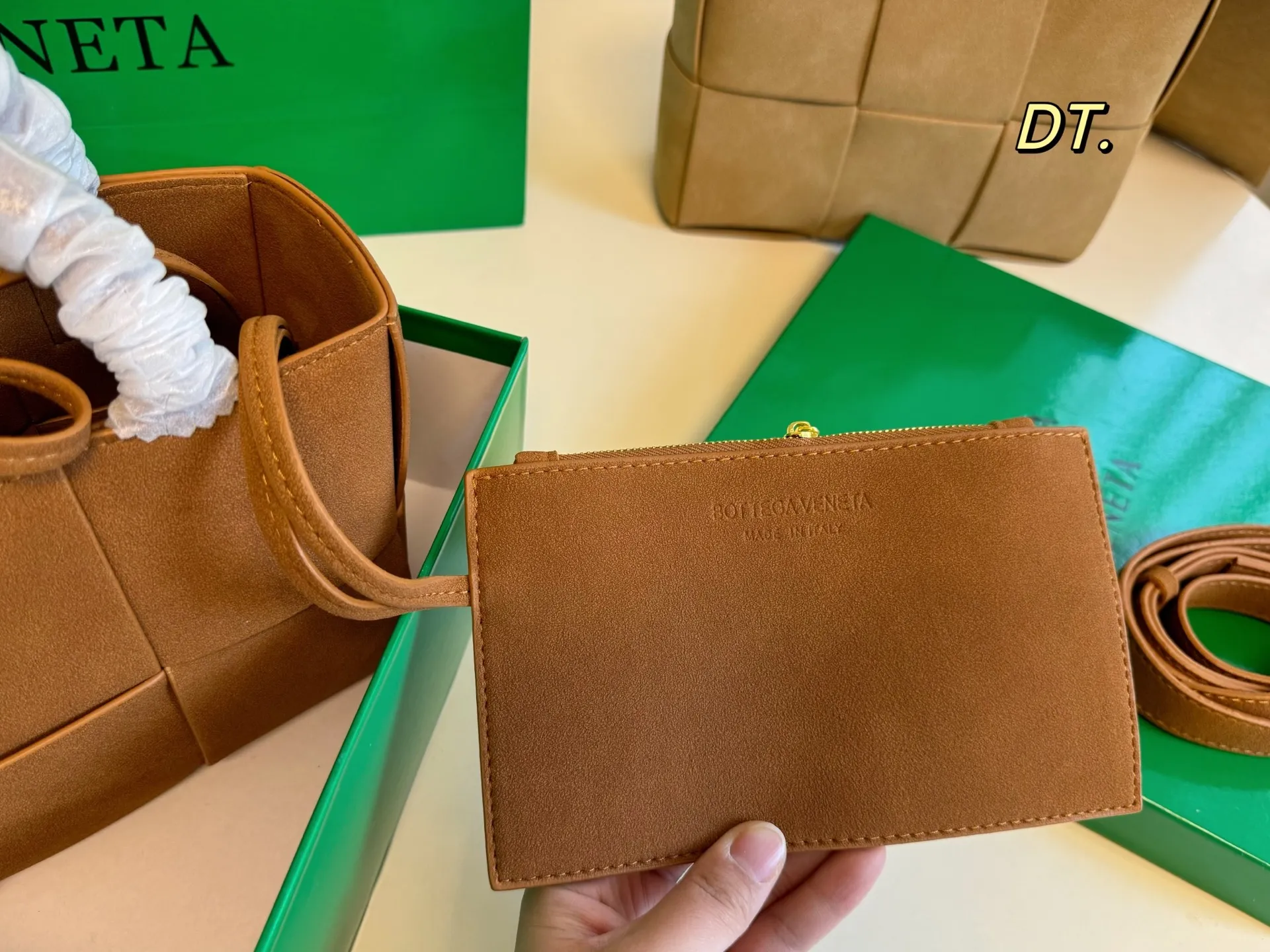 P150(配盒) size:24×17 BV cassettes新款麂皮绒托特包💕 简约别致,艺术感超强! 时髦与休闲的完美碰撞💥 内置零钱袋,轻松舒适! 低调又奢华的一款单品!