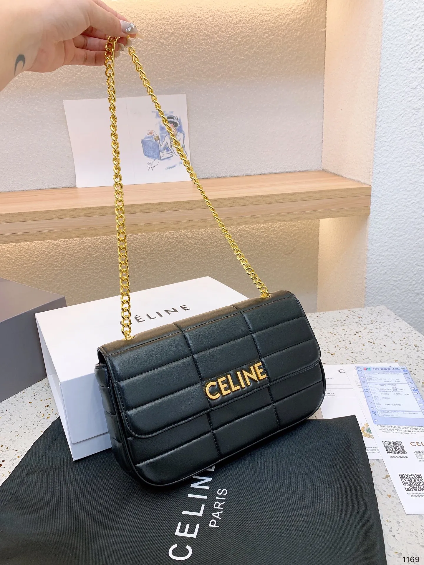 P140 Celine新款腋下包百搭休闲爱惨了~ CELINE这几天入的Celine包包们,不得不说这款白色腋下包也太好看了吧~简简单单的白色配logo字母真的非常任意门和什么衣服都好配不管深色还是淡色秋冬还是春夏搭配起来都是毫无违和感的 除了好搭配容量也是非常大之前用过老花腋下的宝宝应该.都知道钱包手机都是妥妥塞的下还松动有余动27 16cm 配礼盒