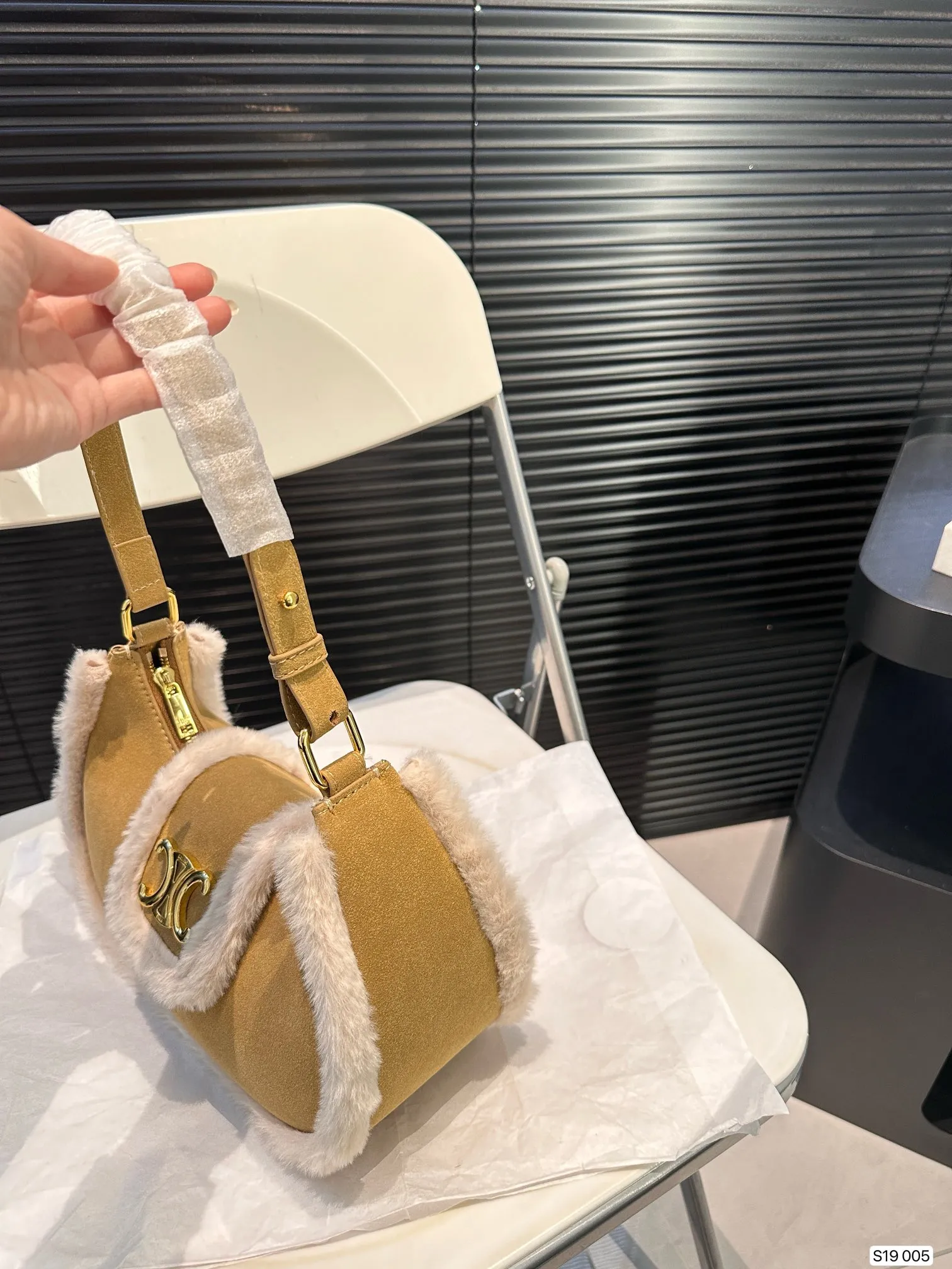 P145 赛琳秋冬限定|毛茸茸的celine腋下包 celine这次的新品我很满意这只毛茸茸的托特真的很可爱，在秋叶飘零的时候背上有多应景了秋冬氛围感直接拿捏！尺寸：26 14 货号005