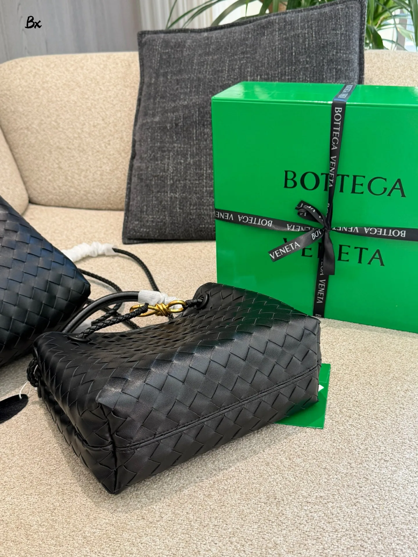 p235p255 BV Andiamo巴罗洛手袋 🍷Bottega Veneta Andiamo系列手袋,巴罗洛酒红色超有质感,Nappa小羊皮+Intrecciato编织工艺,触感柔软细腻,纹理超美!金属绳结锁扣可调节,单肩、手拎、斜挎都OK,通勤日常都能用👜。小号&中号容量适中,实用又时髦,酒红色优雅复古,秋冬搭配超出片,是都市女生必入的高端手袋✨。25cm30cm配盒子