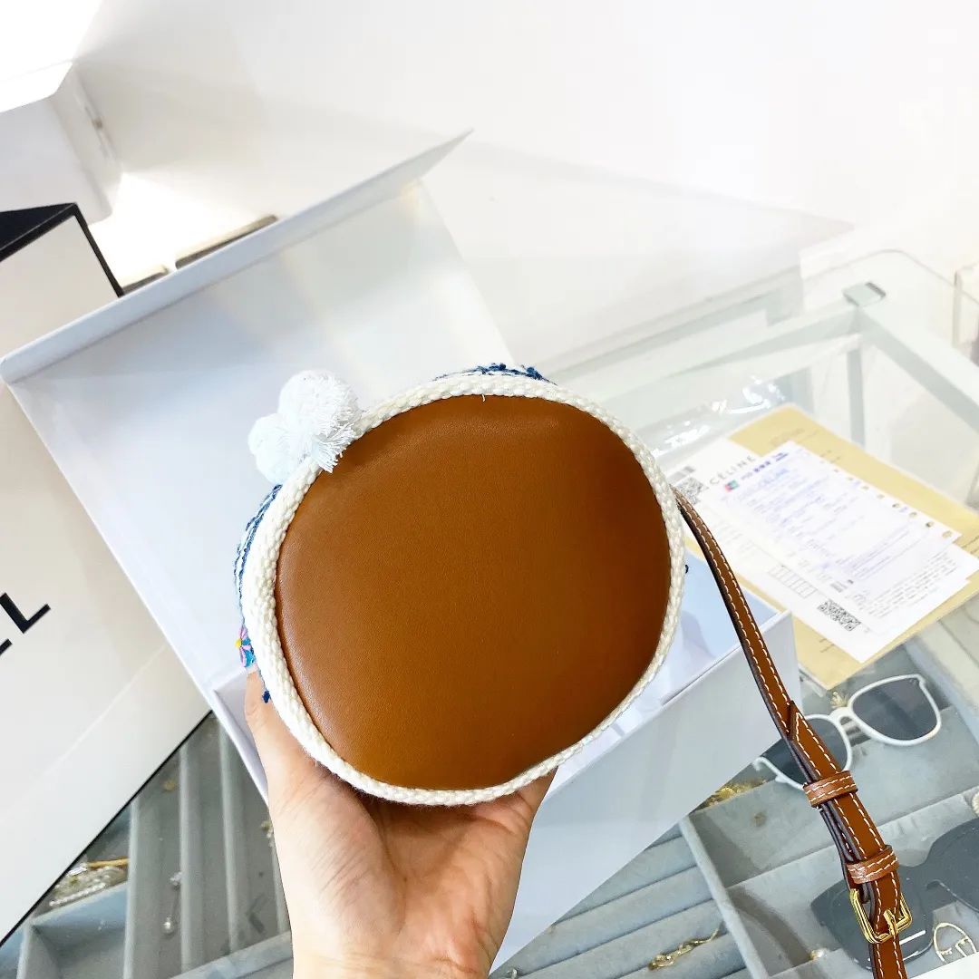 p155折叠礼盒包装🎁 Celine赛琳 新款水桶，复古编织水桶包 潮人们背的最多的包包大概就是这款 单肩、斜跨都不是问题，有种慵慵懒懒的街头风J-108尺寸 15.15.18