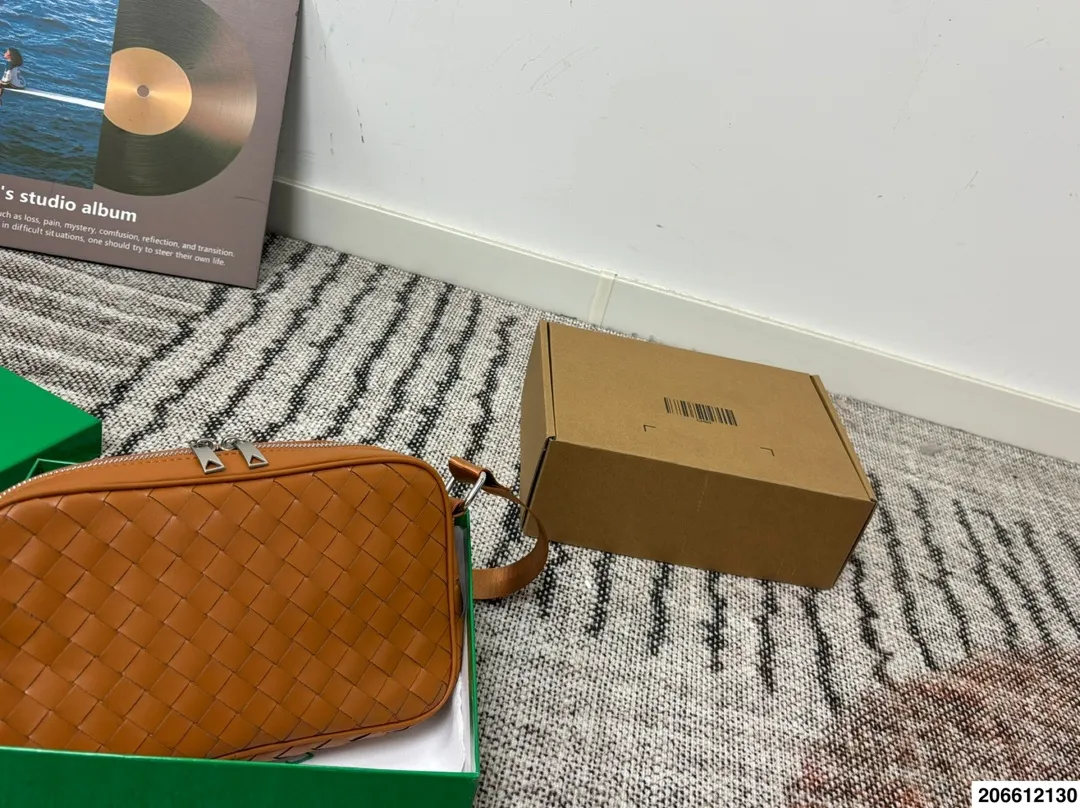 p130配盒 BV编织包斜挎包相机包 搭配休闲风的穿搭 舒适又有活力超级耐看 尺寸25.15