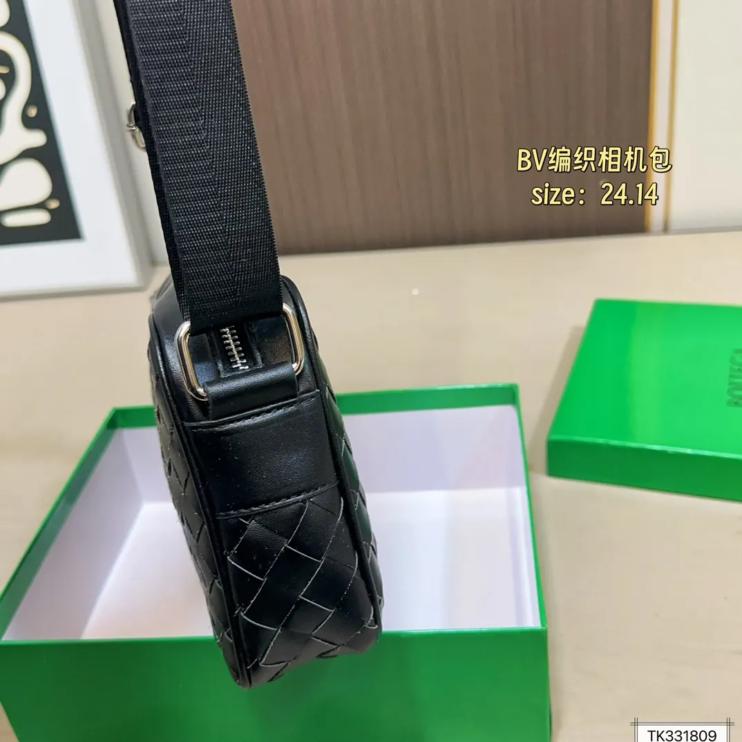 💰125(配盒) 尺寸24×14 BV 新款Veneta编织相机包斜挎包 简约别致,高级时髦不张扬! 不管斜挎、单肩都是满满的造型感~ 实物皮质很软却饱满有型~ 简约大气,超级有范 男女同款