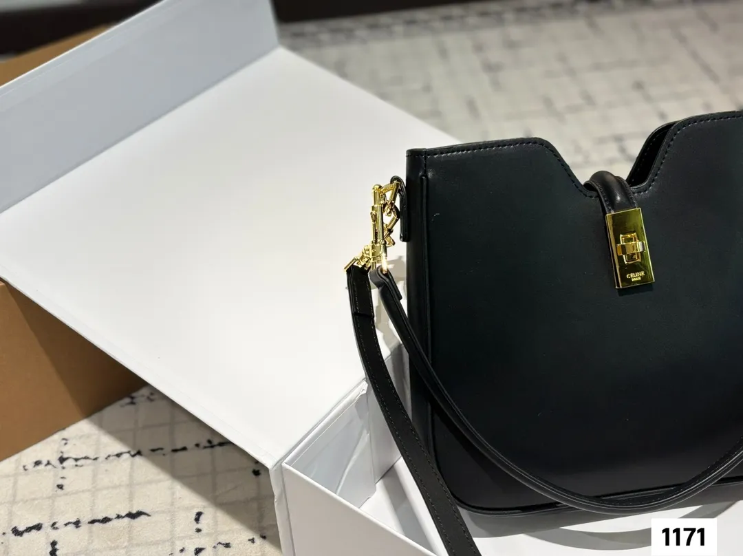 P145 配折叠盒子 Celine 赛琳水桶包 一直很喜欢小牛皮的包 经久耐看 有着高颜值的复古文艺气息🌱 尺寸:25 21.5