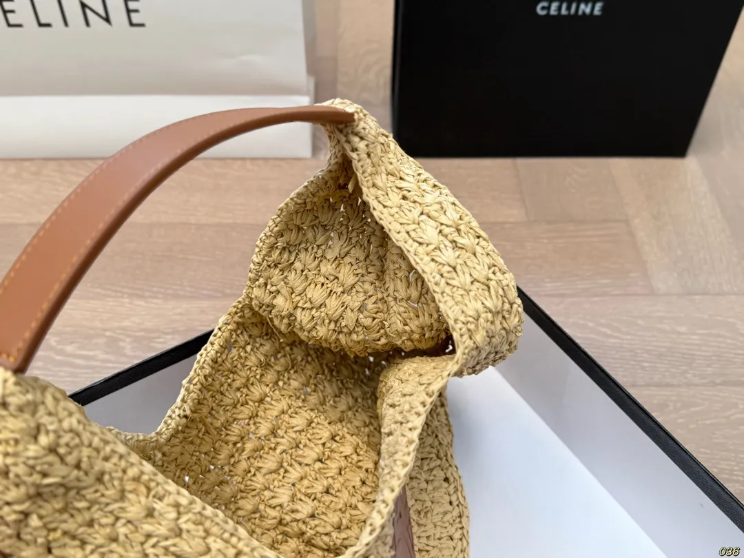 ¥155配盒 Celine赛琳草编腋下包 满满的设计感 复古中透露着优雅 超级高级的配色 实物绝对惊艳到你 尺寸32 18