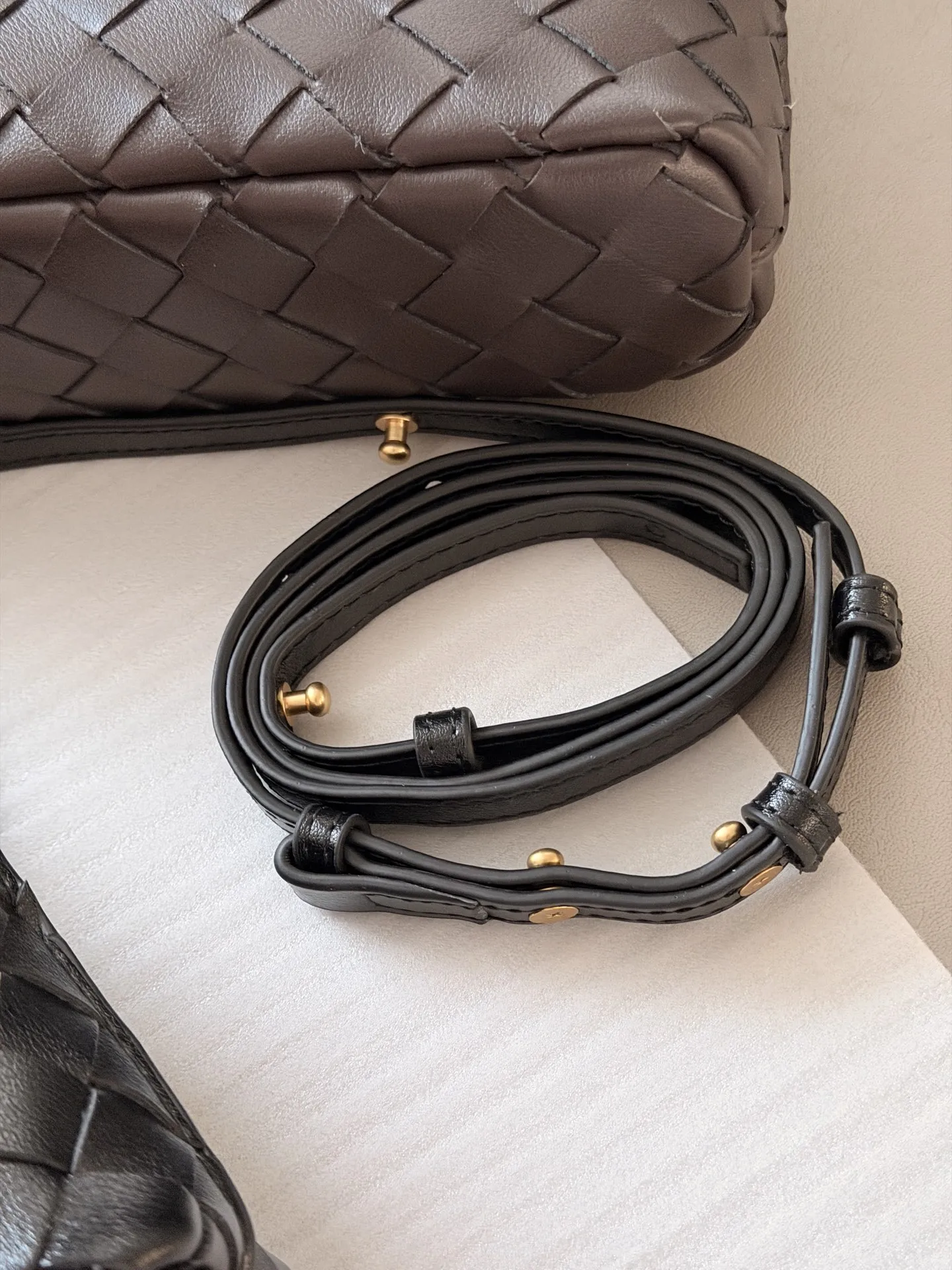 💰205 牛皮 配盒 size:23*13cm BV BangBang Vanity棒棒包, 任何人没有买到这只 包我会伤心的 造型独特精致,日常使用容量足够,可手提可斜挎,多种造型随意切换!