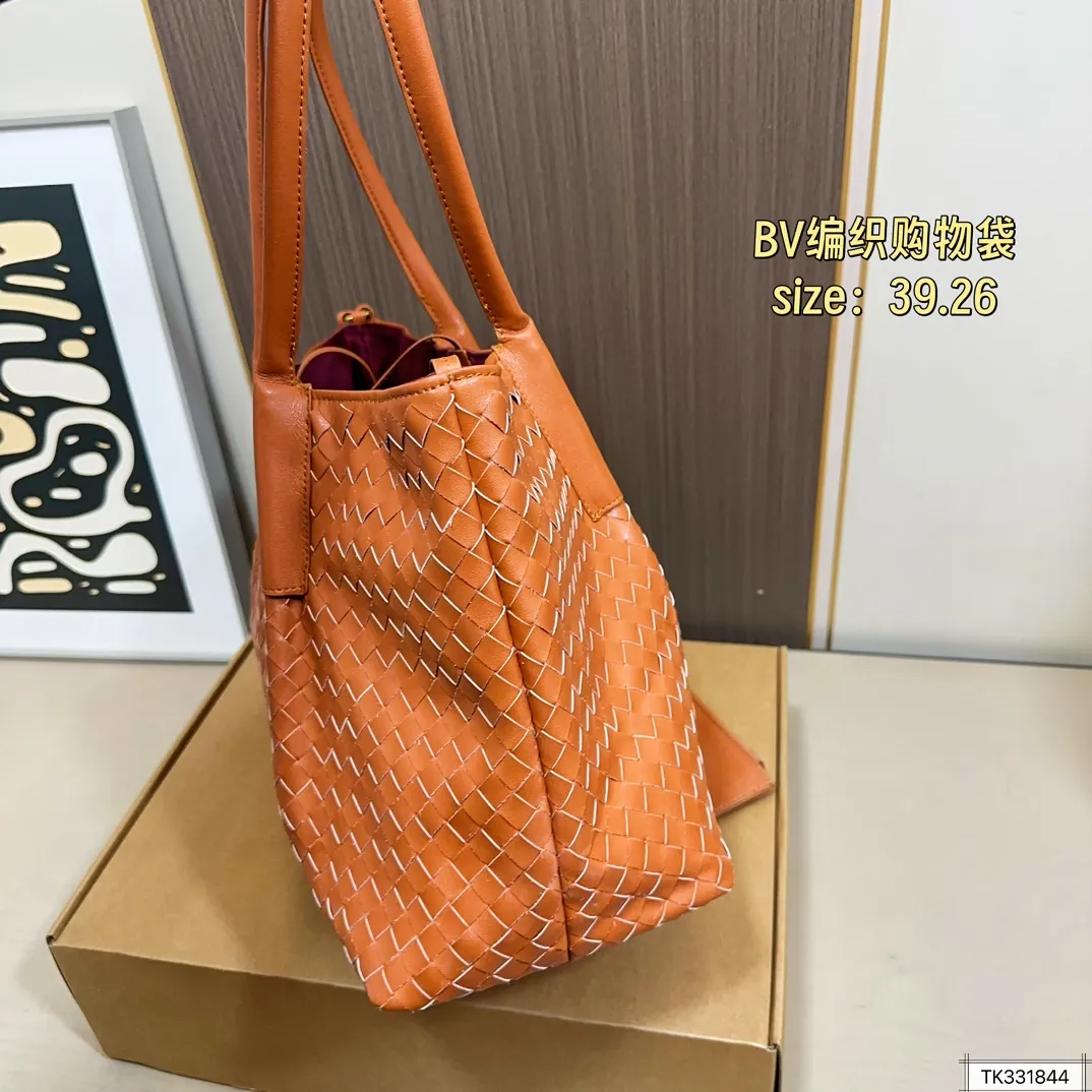 💰160 BV编织购物袋 bv 编织购物袋它是这一季中性价比+实用性最棒的一只包包!内置小包!容量非常 尺寸39.26