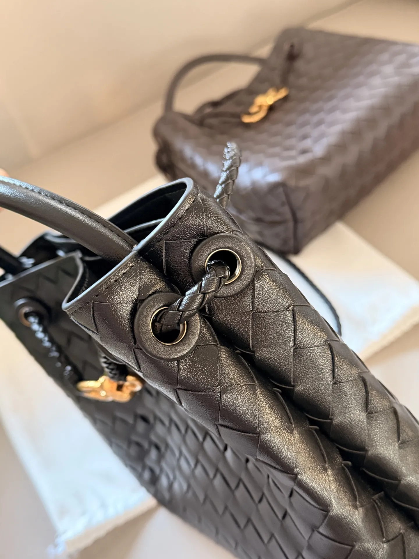 💰235 配盒 size:25*20cm BV Andiamo 迷恋老钱风随意又慵懒的感觉 实物皮质 柔软容量超大手拎大小感觉很合适