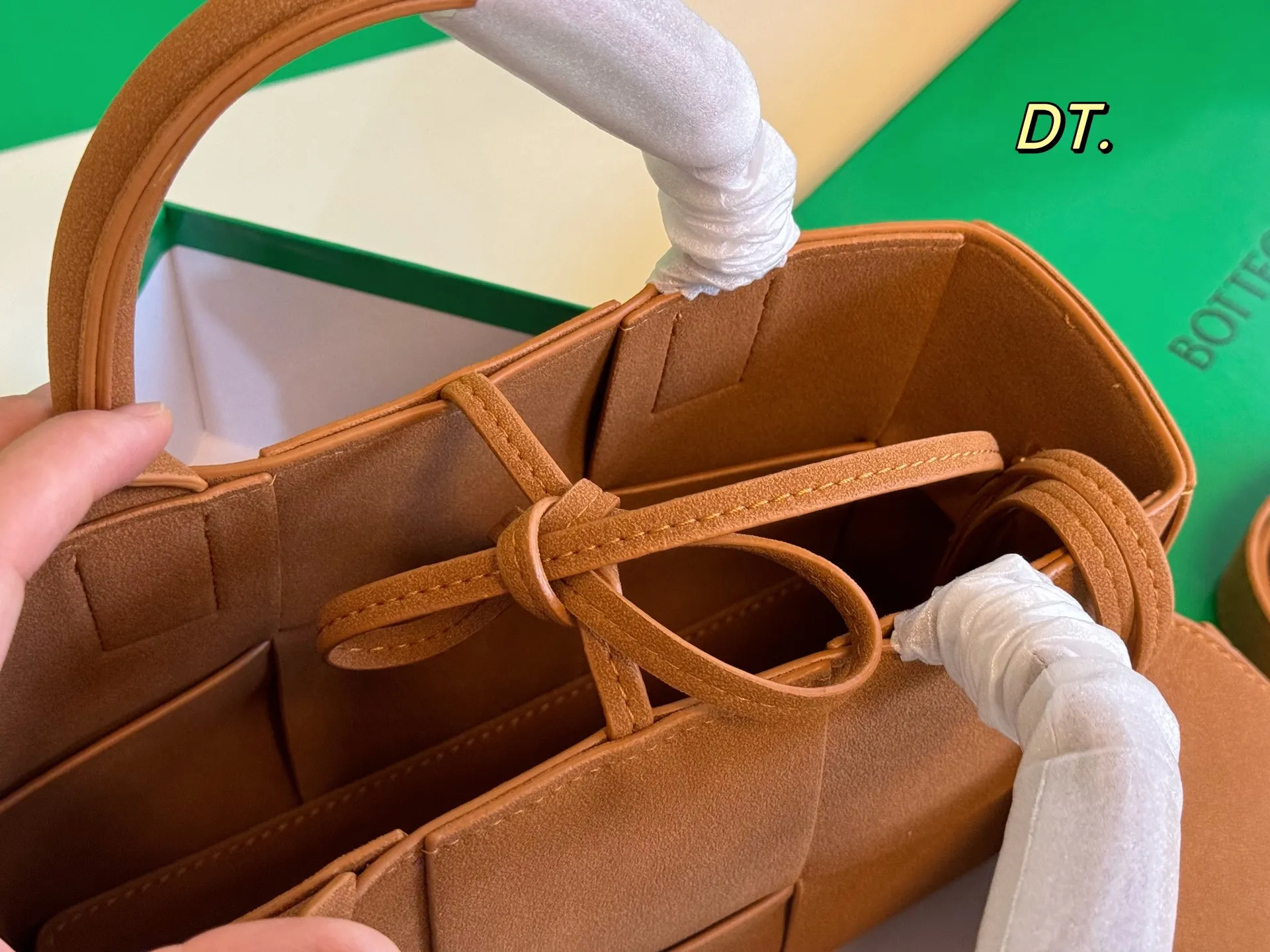 P150(配盒) size:24×17 BV cassettes新款麂皮绒托特包💕 简约别致,艺术感超强! 时髦与休闲的完美碰撞💥 内置零钱袋,轻松舒适! 低调又奢华的一款单品!