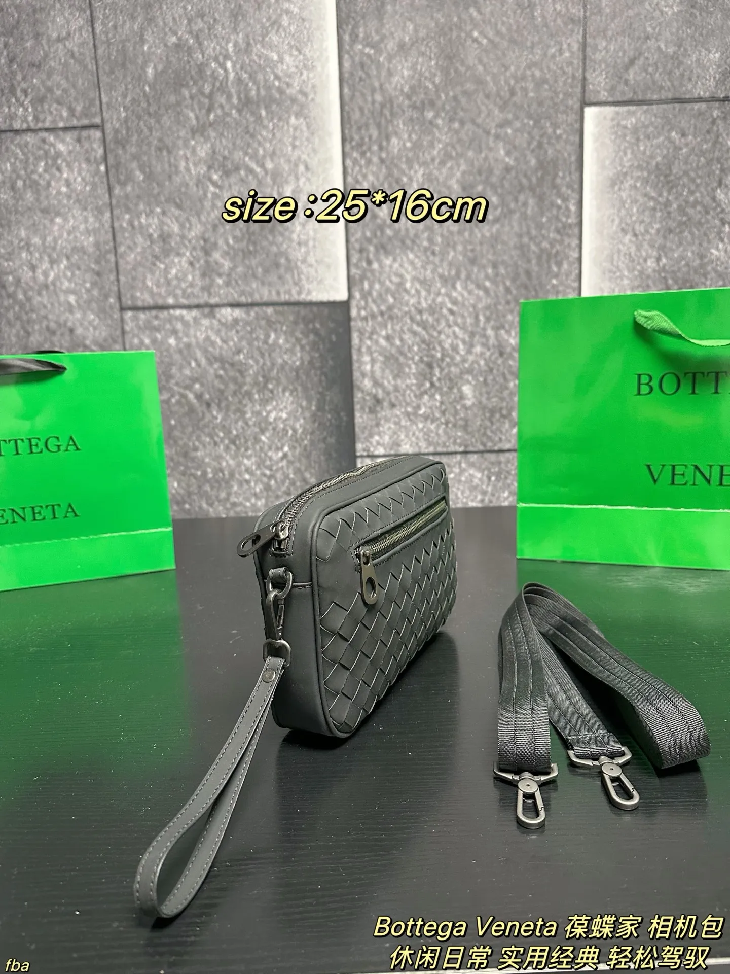 P135配盒 Bottega Veneta 葆蝶家 相机包 方正的相机包造型,配有前置拉链小袋与主仓拉链开合,内部含拉链暗袋/帆布隔层,可容纳手机、钱包、平板等日常小物;搭配可调节尼龙肩带,支持单肩、斜挎两种背法。整体简约无明显logo,黑色编织纹理低调奢华,适配商务、休闲、日常出行等多种场景,是BV男士包袋中兼具实用性与品牌辨识度的经典款 尺寸:25*16cm