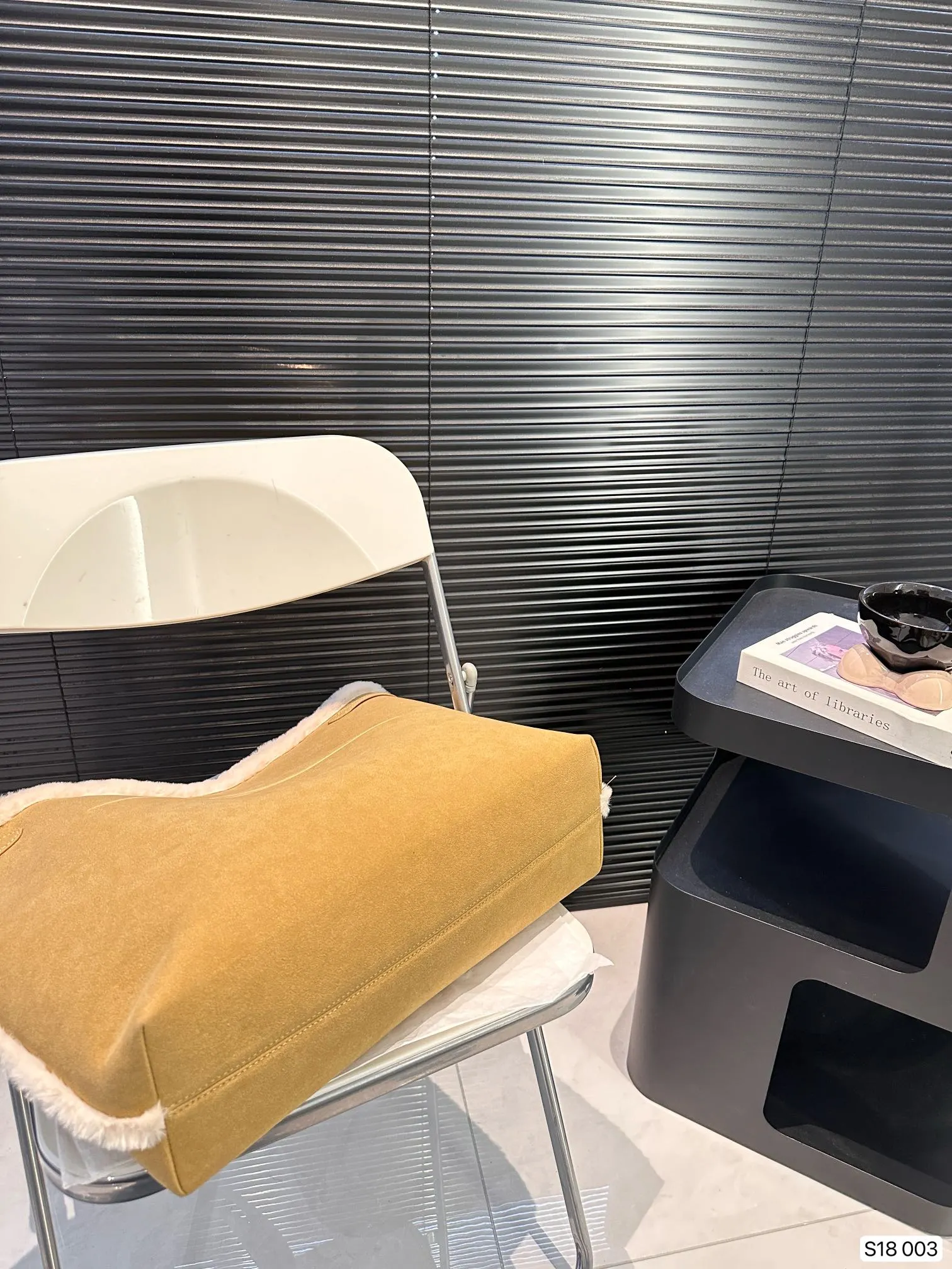 P140 赛琳秋冬限定|毛茸茸的celine托特包 celine这次的新品我很满意这只毛茸茸的托特真的很可爱,在秋叶飘零的时候背上有多应景了秋冬氛围感直接拿捏!尺寸:40 34 货号003