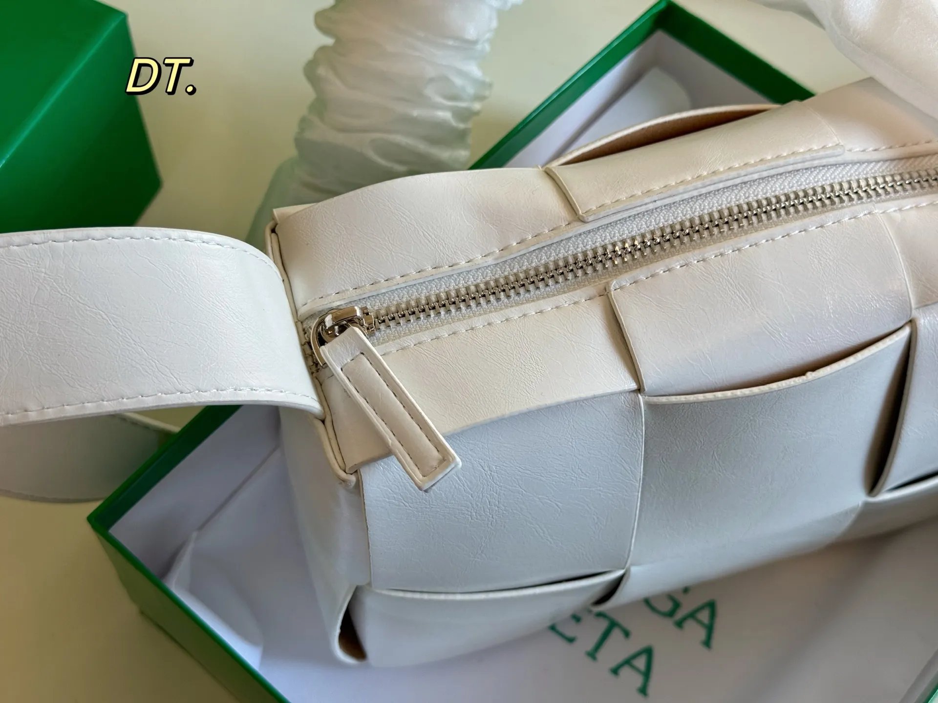 P140(配盒) size:22×15 BV cassettes新款编织豆腐斜挎包💕 简约别致,高级时髦不张扬! 不管斜挎、单肩都是满满的造型感~ 实物皮质很软却饱满有型~ 男女都可轻松驾驭❗️