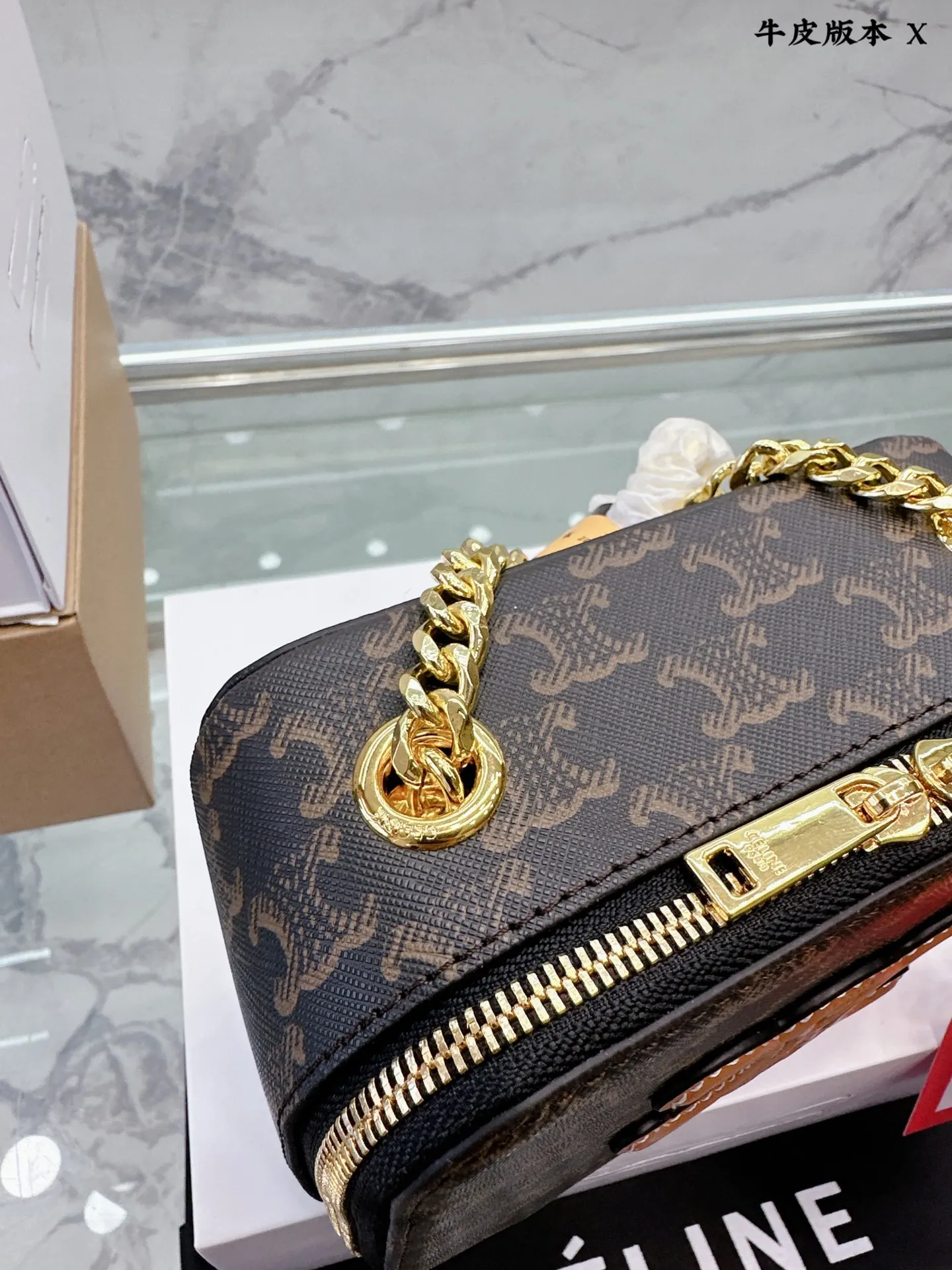 牛皮版本 p120 Celine新款Box 小方包 CELINE这几天入的Celine包包们,不得不说这款腋下包也太好看了吧~什么衣服都好配不管深色还是淡色秋冬还是春夏搭配起来都是毫无违和感的 除了好搭配容量也是非常大之前用过老花腋下的宝宝应该.都知道钱包手机都是妥妥塞的下还松动有余动17 13cm