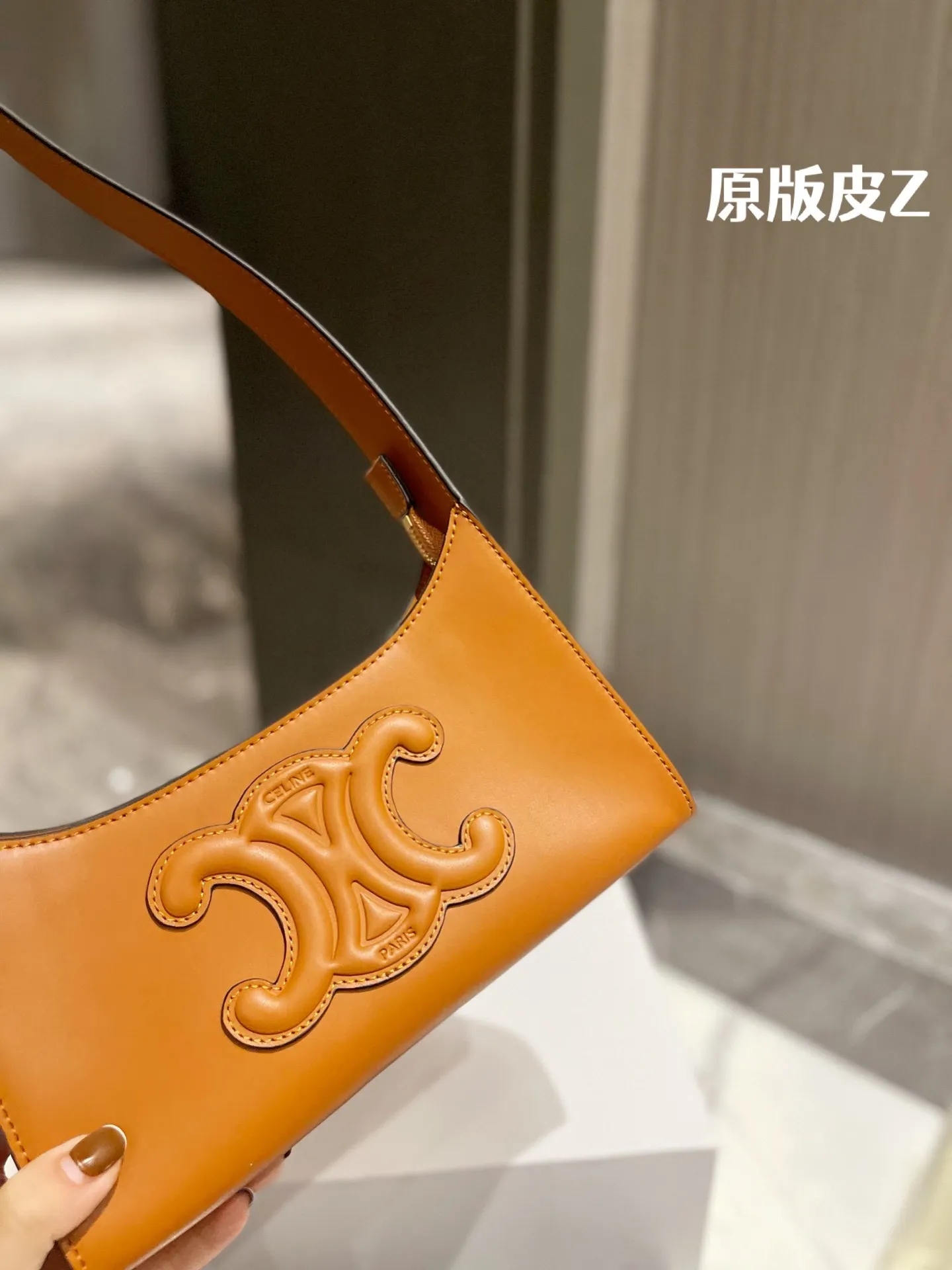 原版头层皮 P165 |Celine 牛皮 腋下包 box皮 CELINE|2022王炸凯旋门腋下包 CELINE2022的王炸包包-凯旋门腋下包,太适合夏天 了,掐指一算又是这一季的断货爆款!一身黑色系搭配这 个黑金凯旋门也毫不逊色,抛光小牛皮的光泽感,会有 Bling Bling的反光点 ◆太喜欢 CELINE这一季的单品了,简直 就是贝拉本拉!这个小包包真的是可盐可甜!暗黑风,辣 妹风的小姐姐也可尝试 夏天穿一个Zaa小背心配上这个包包出门!就很无敌尺寸21 11cm 配折叠礼盒