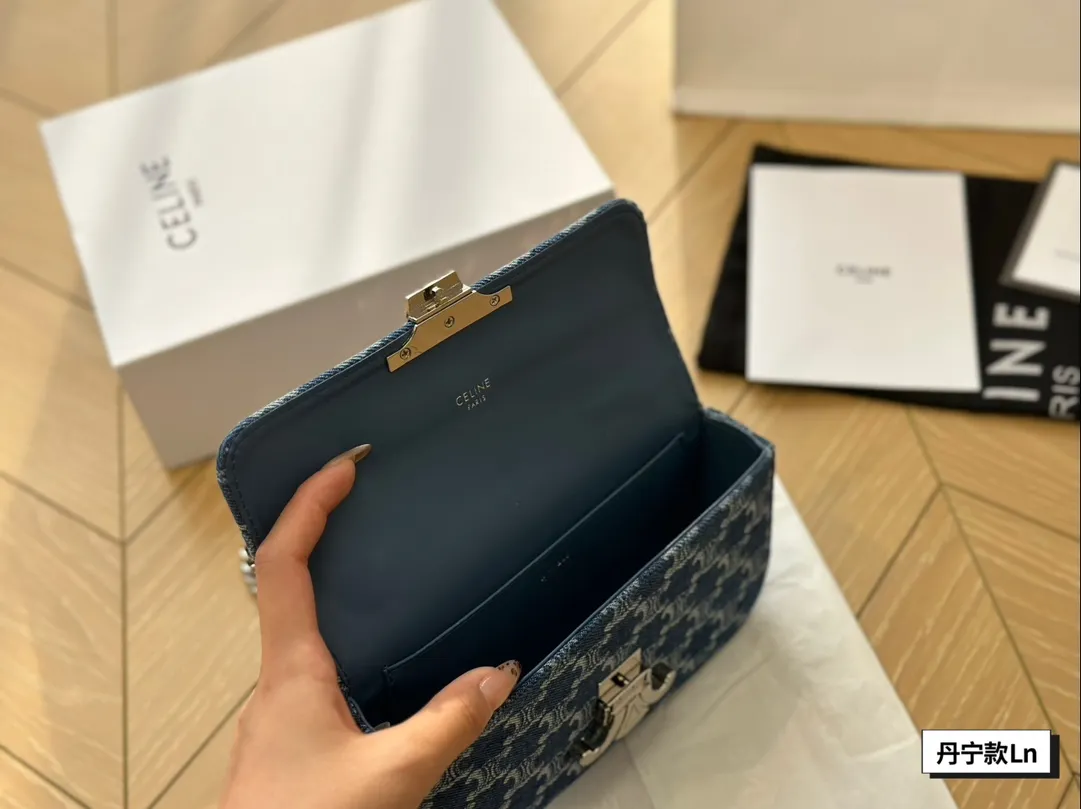 ¥125配盒 包包分享Celine凯旋门系列第一只Celine必须是凯旋门 这款包算是经典款适合春夏秋冬出门要被问很多遍滴一款包 性价比炒鸡高滴一款包 分大小号质量跟容量都杠杠给力小可爱们放心安排就好 20cm