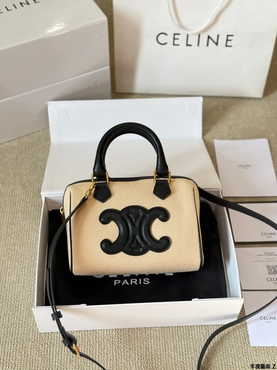 牛皮版本 p170 Celine 枕头包 很喜欢Lisa近期机场照总是背着的波士顿包 高颜值 有着原设计本身经典的味道高颜值的复古文艺气息 简洁利落的包身线条,复古印花图案真的很Old school, 不经意的高级,心尖尖喜欢的款秒get 尺寸20 14 配盒