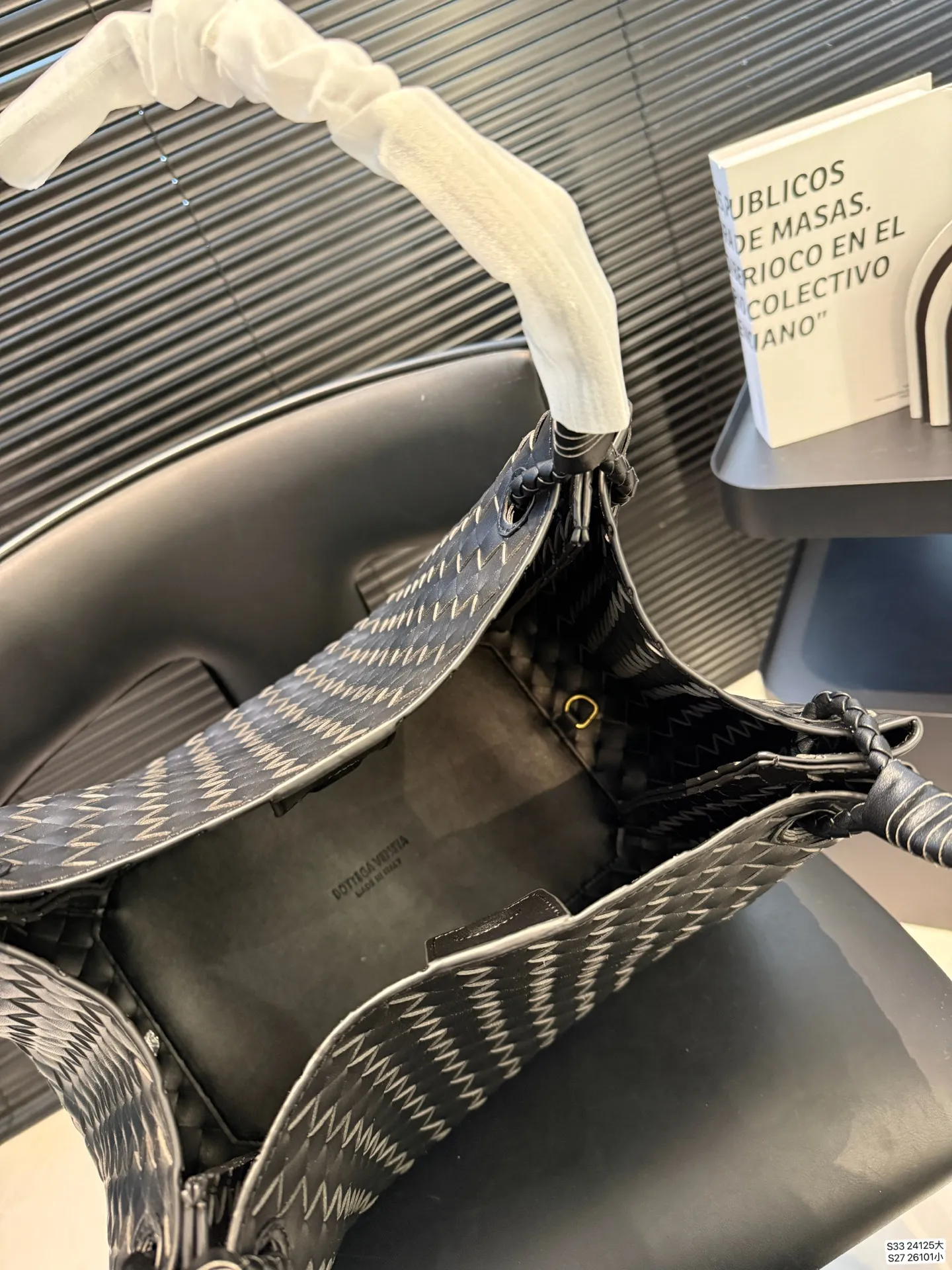 大号P215 小号P185 BV的降落伞Parachute,编织的工艺自然且优美,皮质交叉编织出的纹路和背带处的金属编织设计,既原始又摩登,轻松拿捏美拉德穿搭的帅气🤏 尺寸大32 28 小21 16 货号大24125 小26101