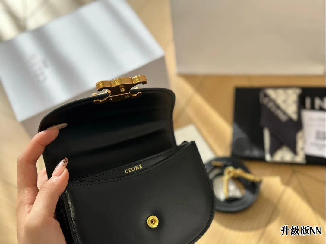 &yen;180配盒 LISA同款可爱手提小包一枚！ CELINE BESACE TRIOMPHE太太太太可爱啦！可盐可甜！虽然放不下手机但是可以装下你的其他东西鸭！尺寸15*12