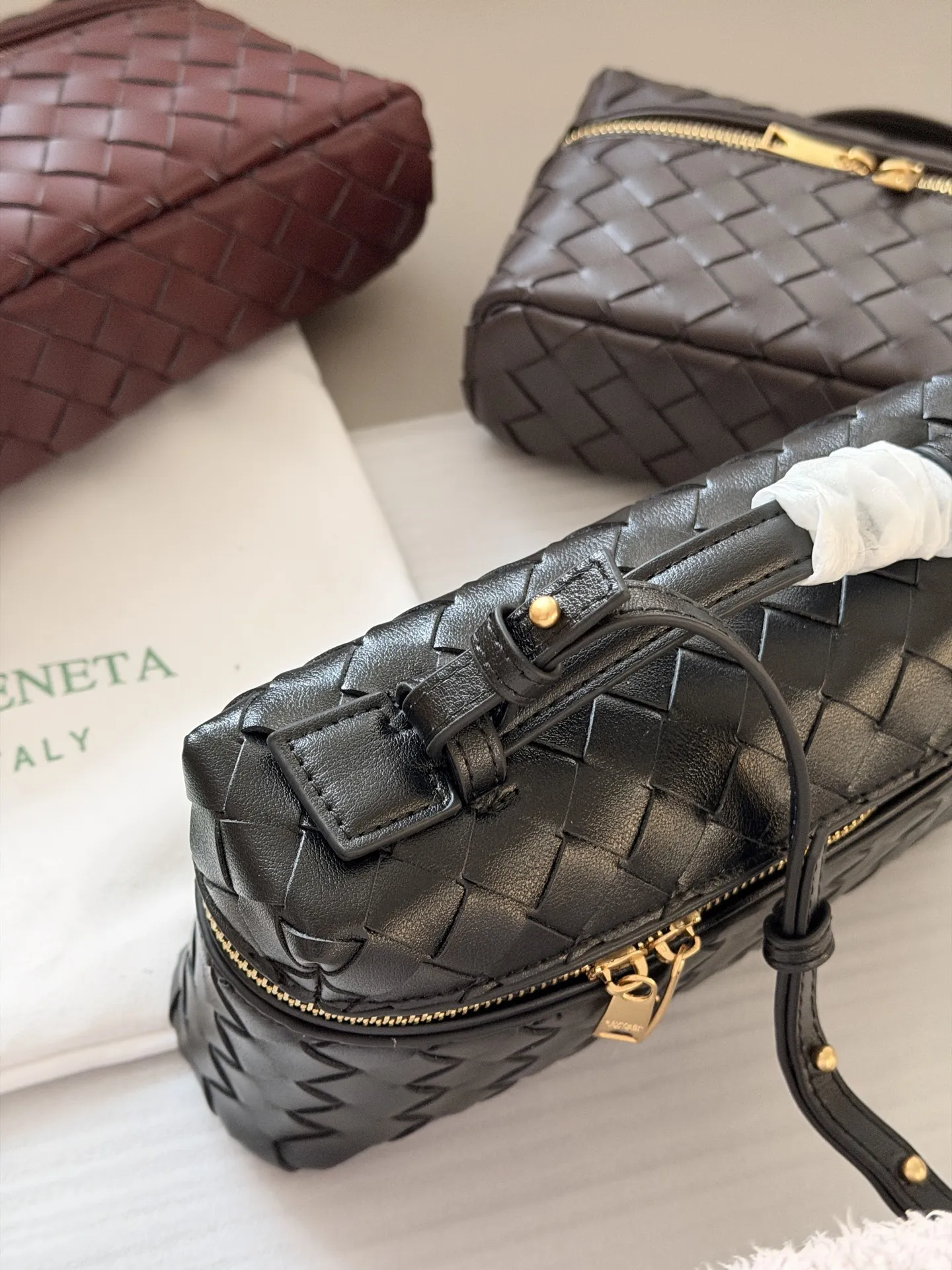 💰205 牛皮 配盒 size:23*13cm BV BangBang Vanity棒棒包, 任何人没有买到这只 包我会伤心的 造型独特精致,日常使用容量足够,可手提可斜挎,多种造型随意切换!