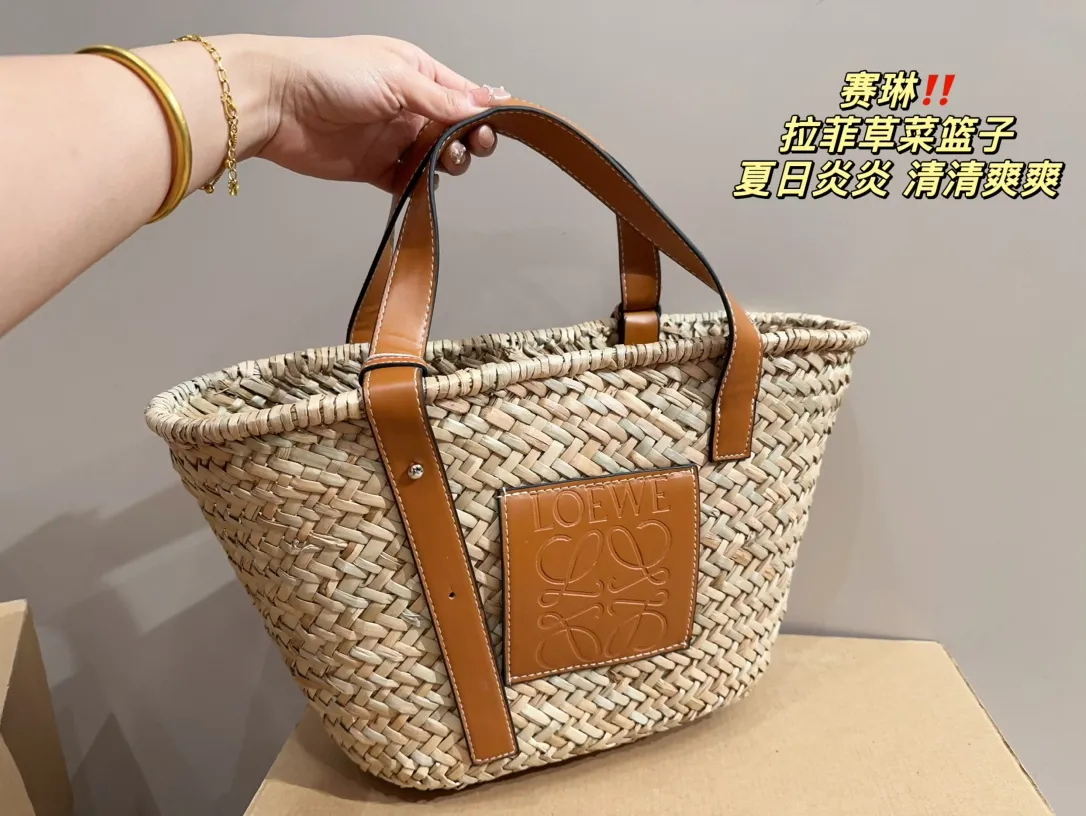 P120⚠️尺寸24.21 赛琳 拉菲草菜篮子 草编包的趋势再度袭卷而来,轻松成为本季新 宠!不论日常出游或是假日逛街,出镜率超高的包 款总让人联想到温暖的季节和愜意海滩时光。由拉 菲草编织而成,质地清新自然,从视觉到触感都自带夏日风情,为结构感鲜明的包款注入优雅精髓。