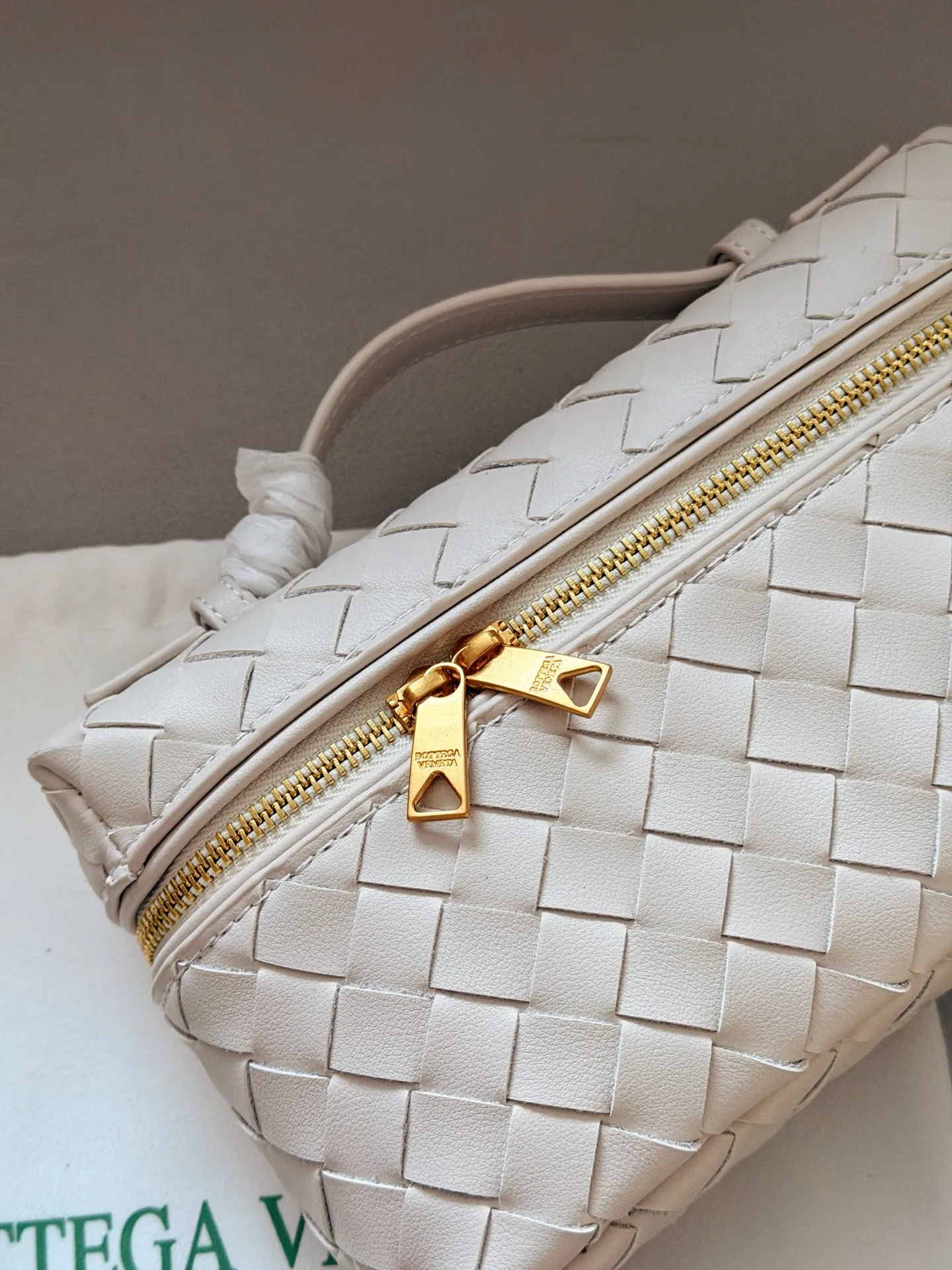 💰205 牛皮 配盒 size：23*13cm BV BangBang Vanity棒棒包， 任何人没有买到这只 包我会伤心的 造型独特精致，日常使用容量足够，可手提可斜挎，多种造型随意切换！