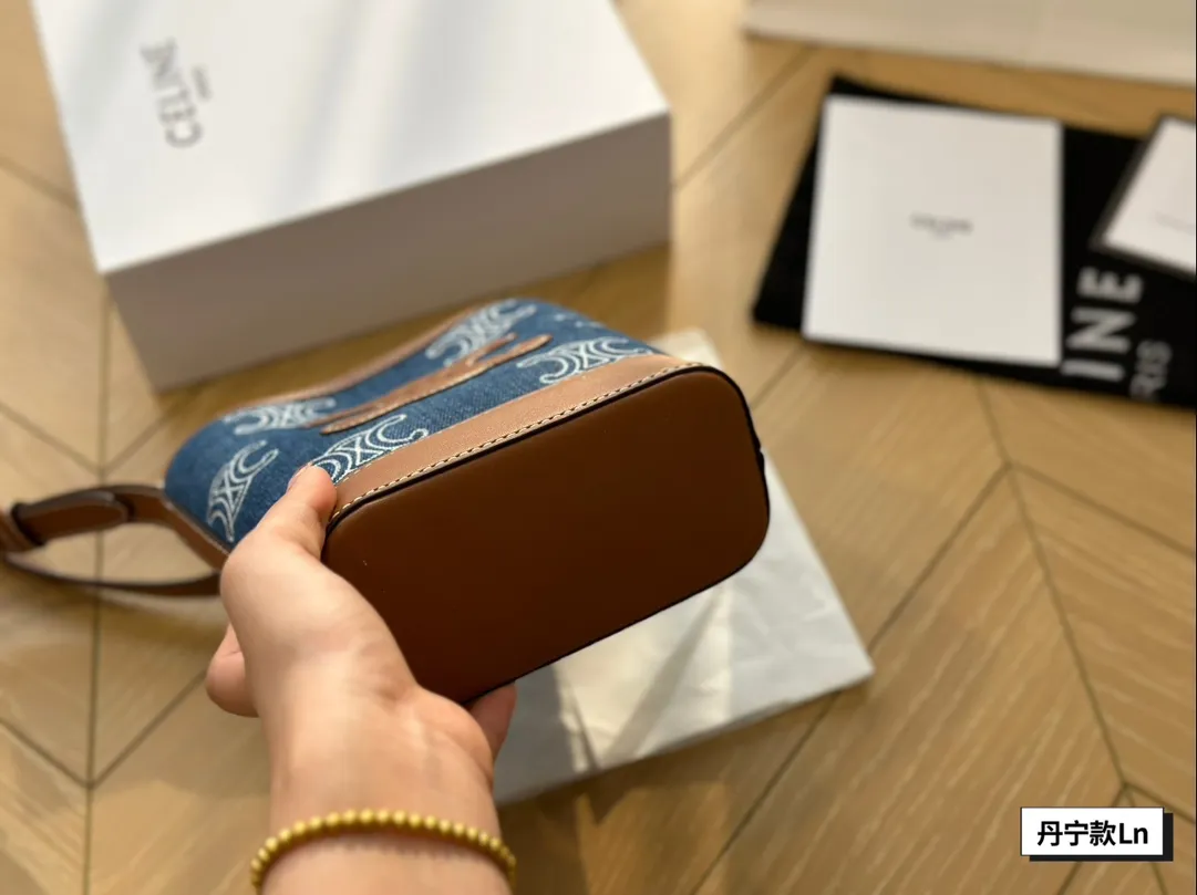 ¥125配盒 瑟琳Celine TRIOMPHE通体刺绣牛仔布和牛皮革迷你水桶包,5x16x7cm:19. 5x16x7cm