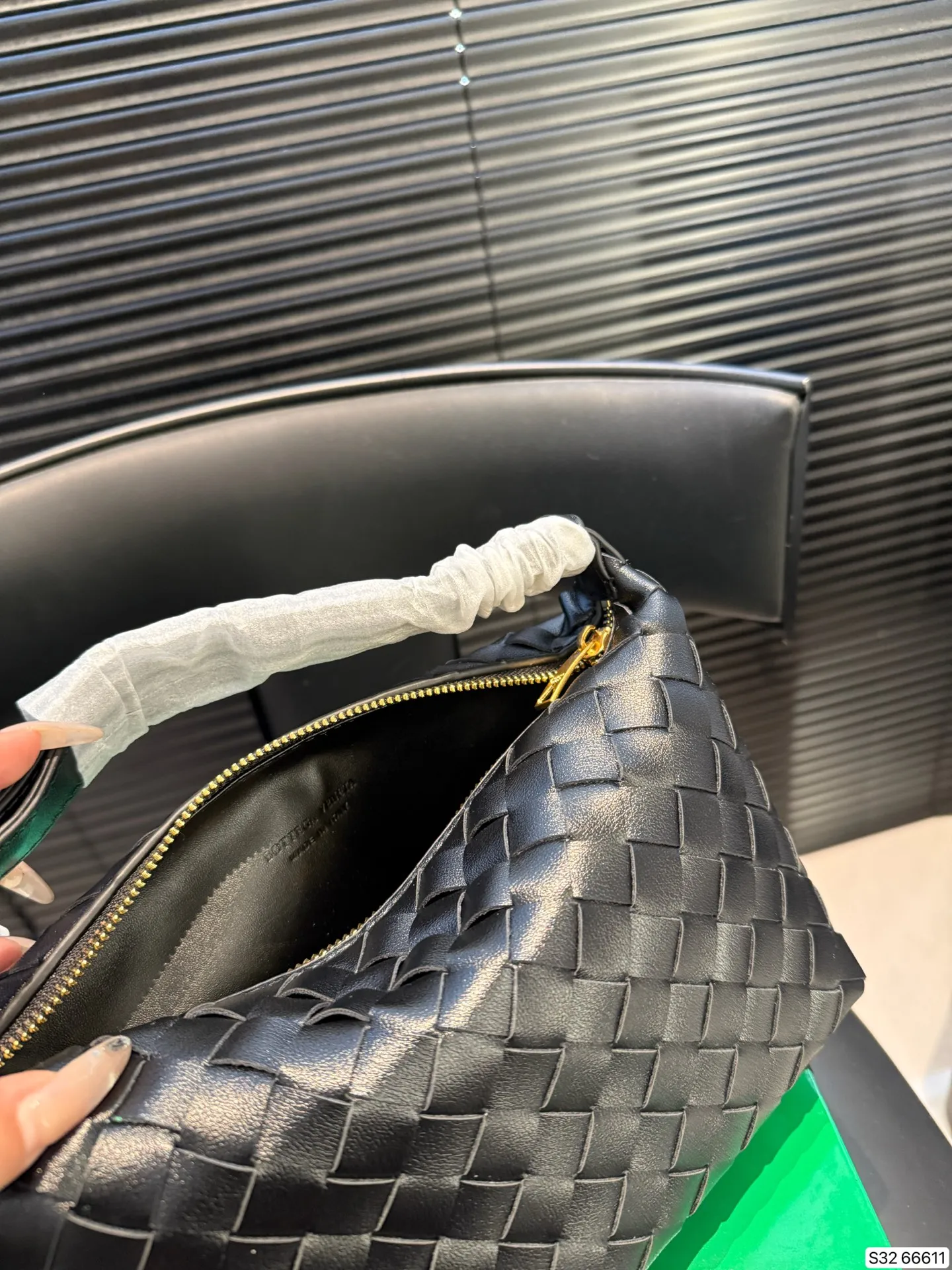 p210 配盒子 纯皮Bottega veneta 适合春夏秋冬的季节 Bv高级 简洁的线条,柔软的包身,并且相当实用,街头巷尾它的身影无处不在,也成为经典款IT bag之一 万众追,这款包一出就风靡全球 流行,如今粉丝群依然很强大,因为它实在太衬托气质了,包再多也要给自己留一个!尺寸21 14货号66611