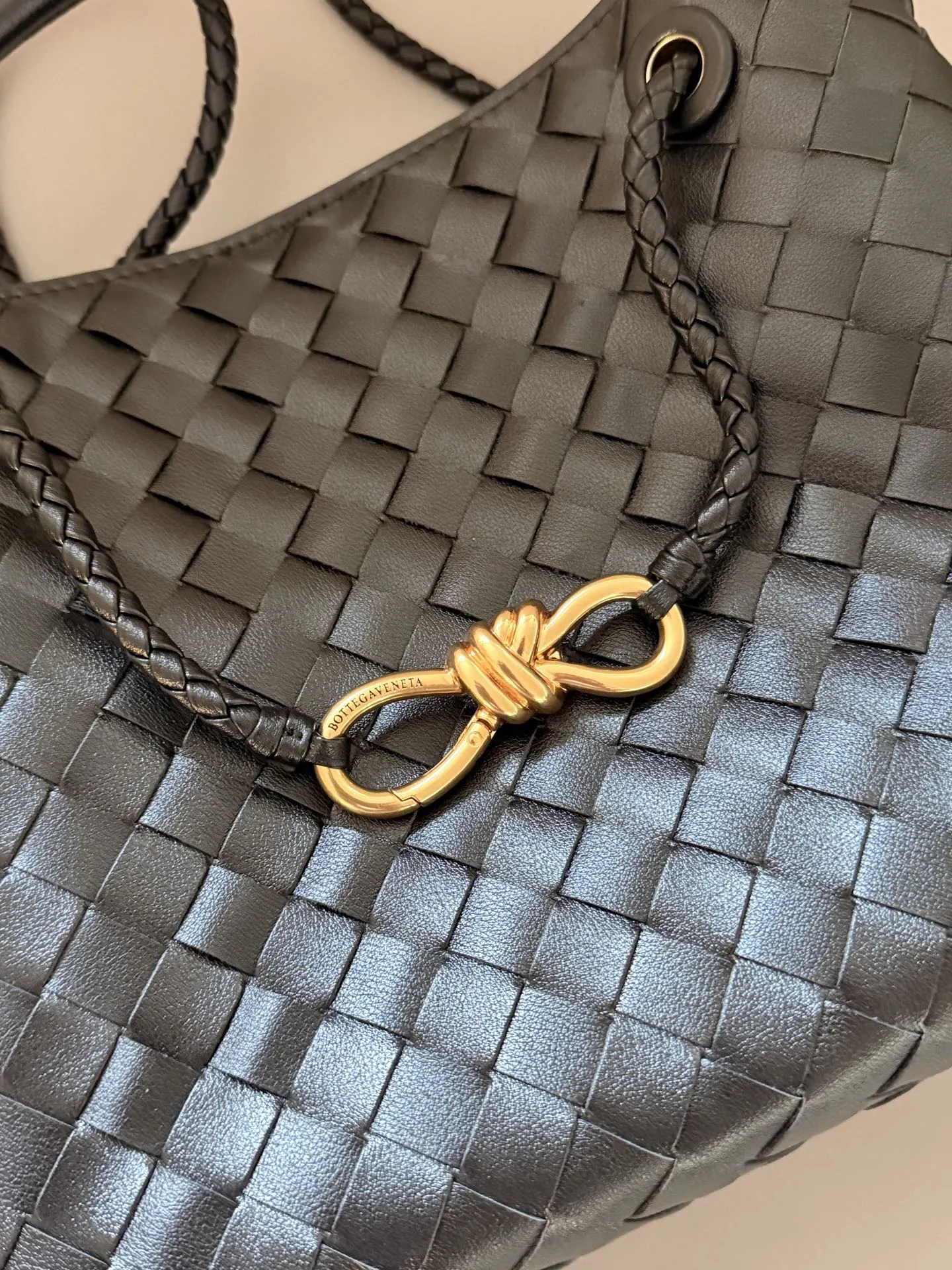 💰235 配盒 size:25*20cm BV Andiamo 迷恋老钱风随意又慵懒的感觉 实物皮质 柔软容量超大手拎大小感觉很合适