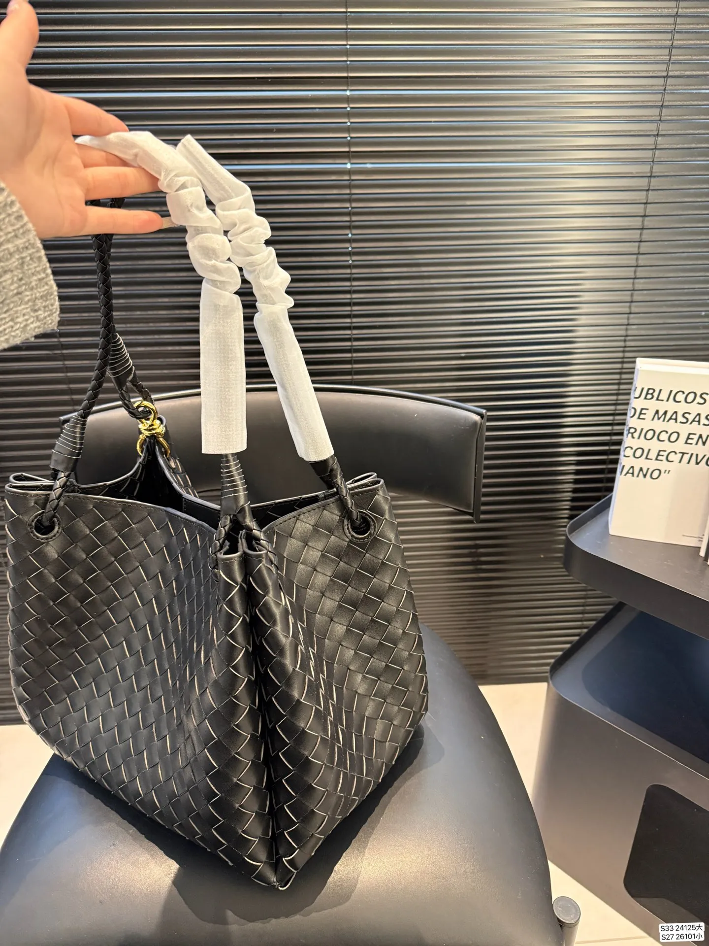 大号P215 小号P185 BV的降落伞Parachute,编织的工艺自然且优美,皮质交叉编织出的纹路和背带处的金属编织设计,既原始又摩登,轻松拿捏美拉德穿搭的帅气🤏 尺寸大32 28 小21 16 货号大24125 小26101