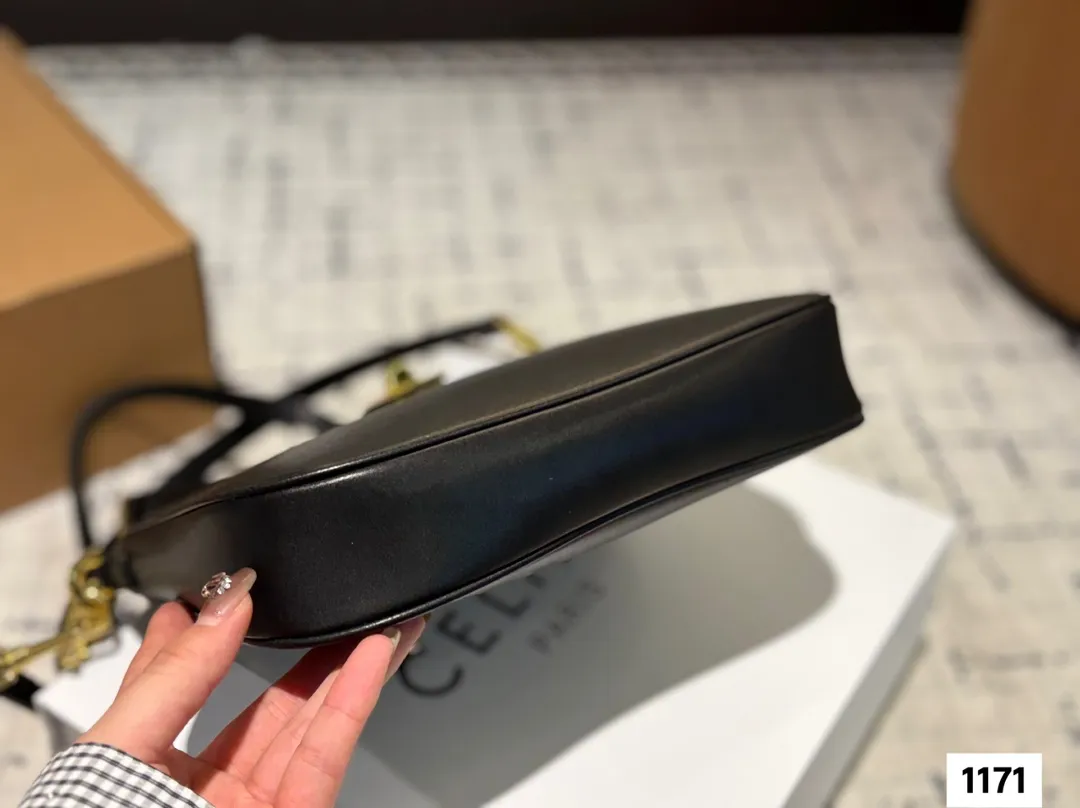 P145 配折叠盒子 Celine 赛琳水桶包 一直很喜欢小牛皮的包 经久耐看 有着高颜值的复古文艺气息🌱 尺寸：25 21.5