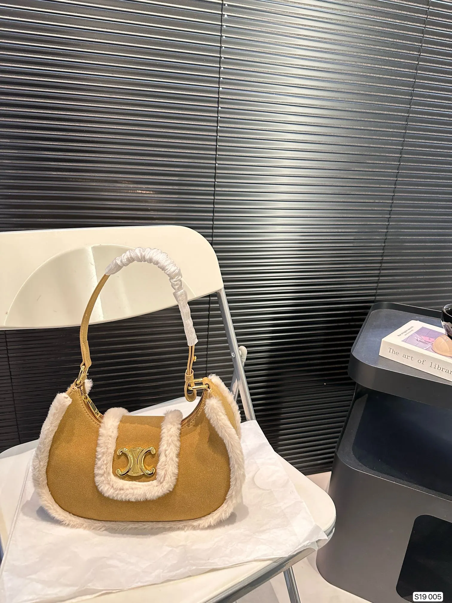 P145 赛琳秋冬限定|毛茸茸的celine腋下包 celine这次的新品我很满意这只毛茸茸的托特真的很可爱,在秋叶飘零的时候背上有多应景了秋冬氛围感直接拿捏!尺寸:26 14 货号005