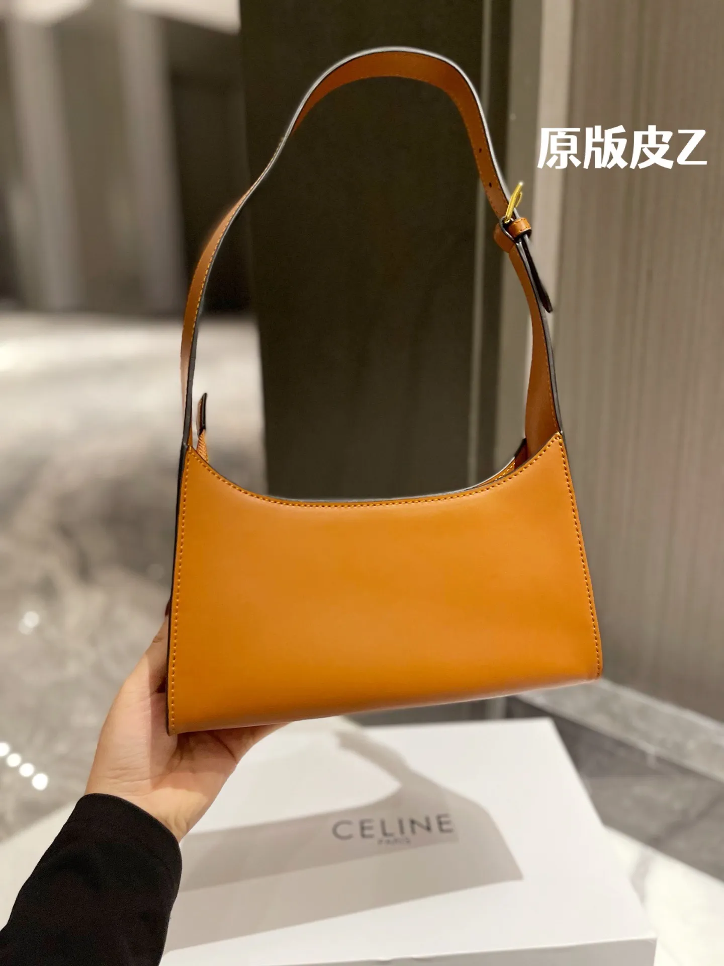 原版头层皮 P165 |Celine 牛皮 腋下包 box皮 CELINE|2022王炸凯旋门腋下包 CELINE2022的王炸包包-凯旋门腋下包,太适合夏天 了,掐指一算又是这一季的断货爆款!一身黑色系搭配这 个黑金凯旋门也毫不逊色,抛光小牛皮的光泽感,会有 Bling Bling的反光点 ◆太喜欢 CELINE这一季的单品了,简直 就是贝拉本拉!这个小包包真的是可盐可甜!暗黑风,辣 妹风的小姐姐也可尝试 夏天穿一个Zaa小背心配上这个包包出门!就很无敌尺寸21 11cm 配折叠礼盒