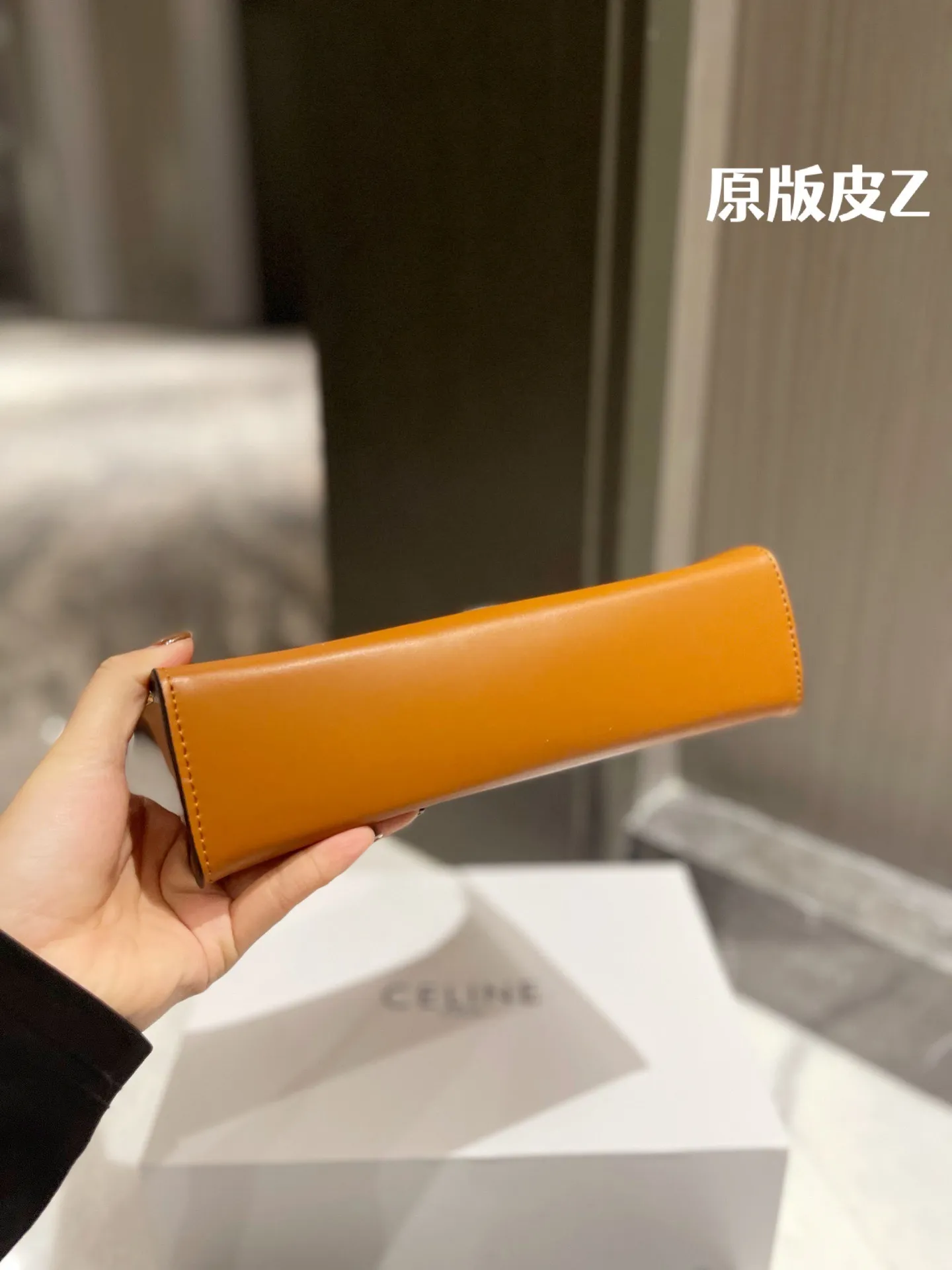 原版头层皮 P165 |Celine 牛皮 腋下包 box皮 CELINE|2022王炸凯旋门腋下包 CELINE2022的王炸包包-凯旋门腋下包,太适合夏天 了,掐指一算又是这一季的断货爆款!一身黑色系搭配这 个黑金凯旋门也毫不逊色,抛光小牛皮的光泽感,会有 Bling Bling的反光点 ◆太喜欢 CELINE这一季的单品了,简直 就是贝拉本拉!这个小包包真的是可盐可甜!暗黑风,辣 妹风的小姐姐也可尝试 夏天穿一个Zaa小背心配上这个包包出门!就很无敌尺寸21 11cm 配折叠礼盒
